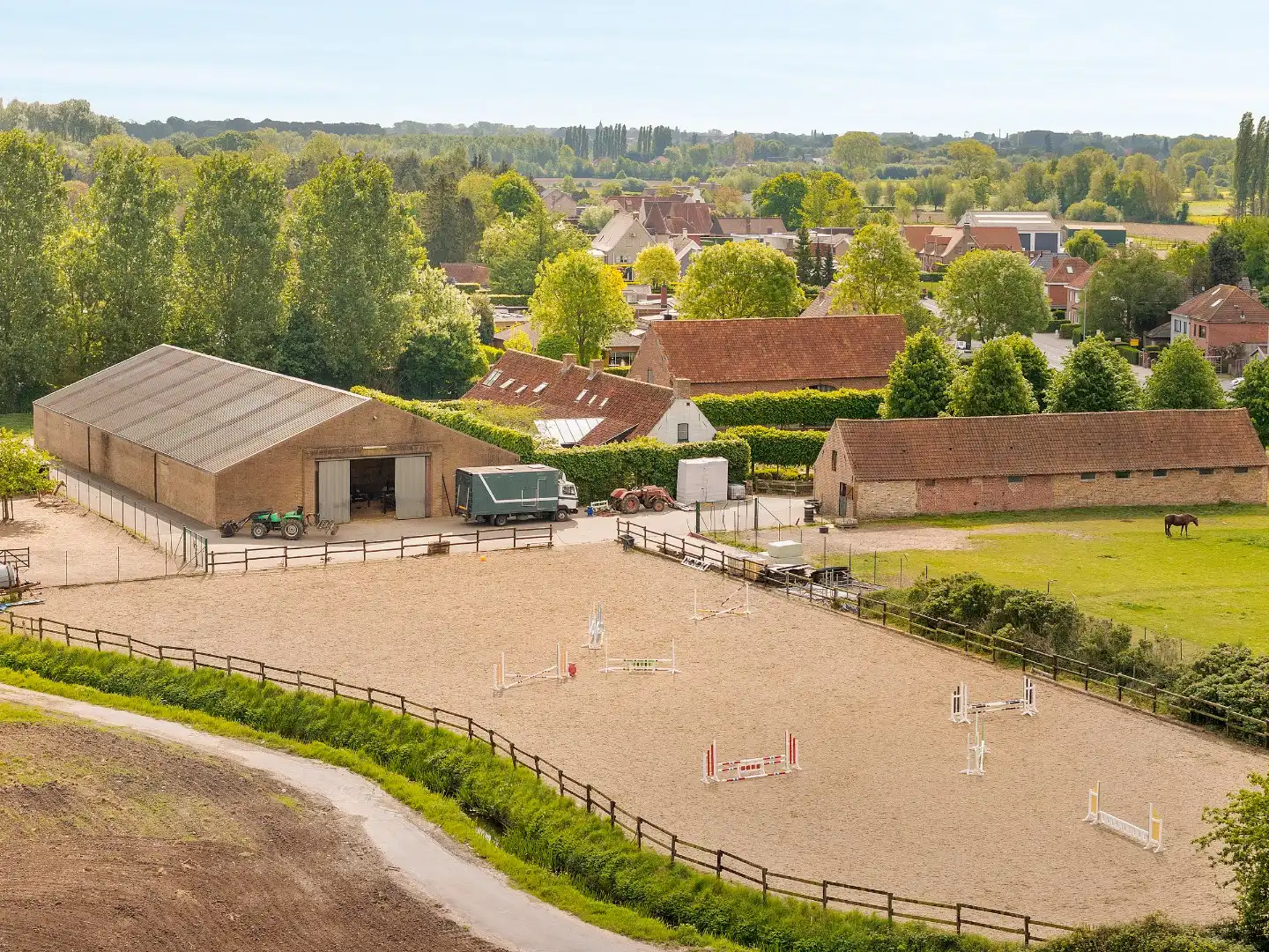 Uitzonderlijke hoeve met binnenpiste en paardenstallen op 1,88 hectare foto 4