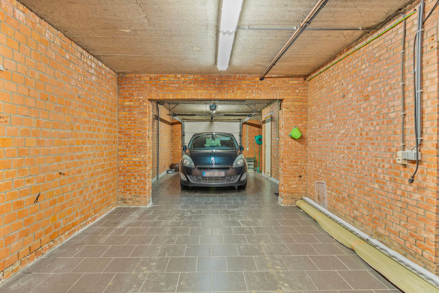Ruime, instapklare gezinswoning met dubbele garage foto 13