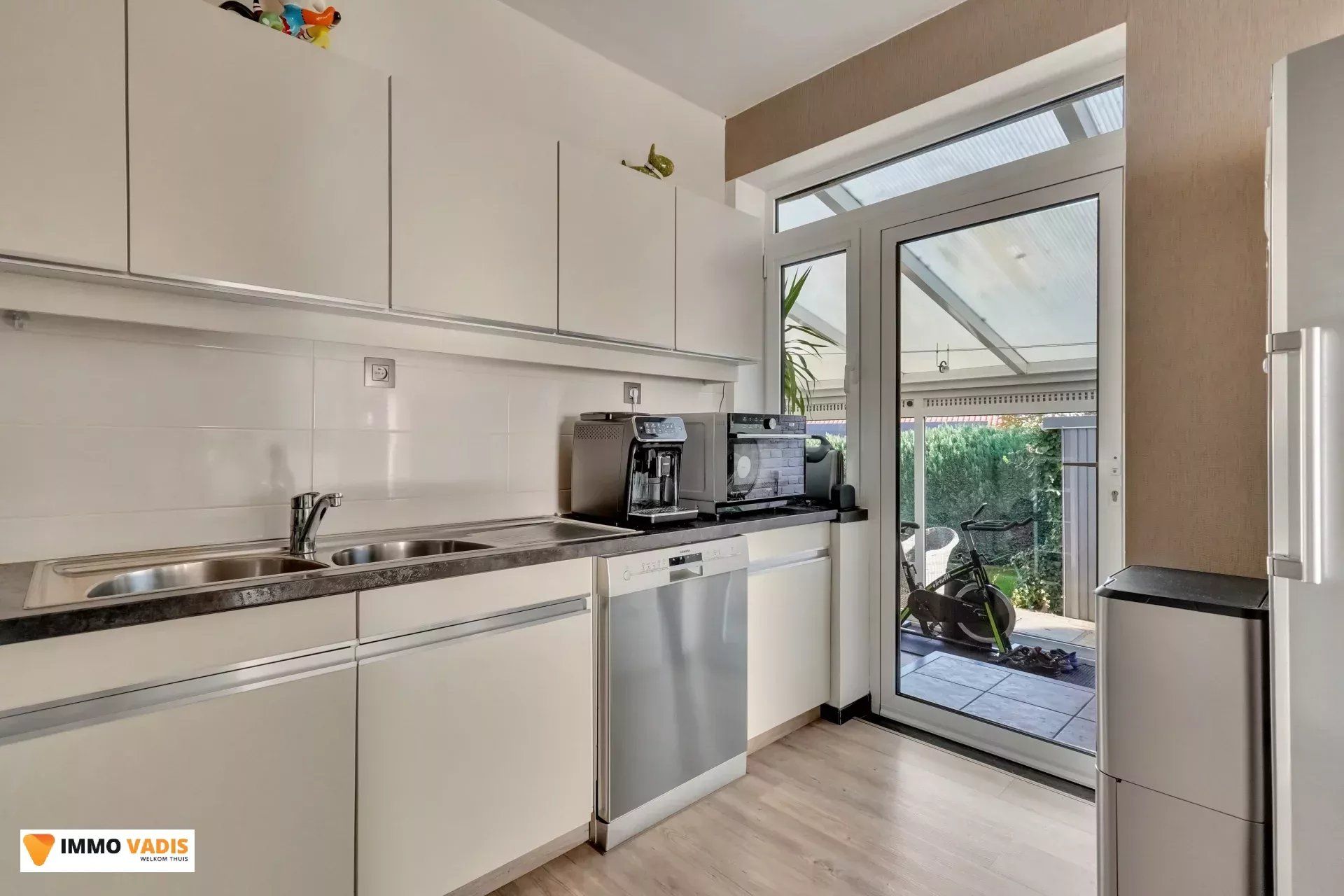 Uitstekend onderhouden HOB woning ,3slaapkamers en 2 garages foto 6