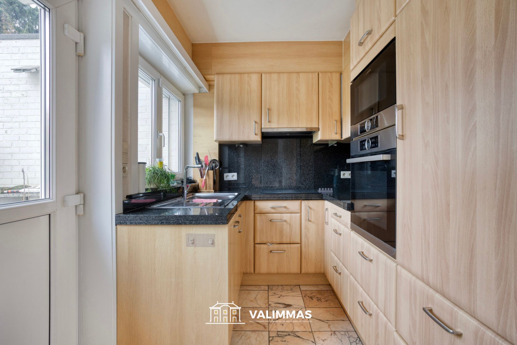 Energiezuinige driegevelwoning met garage en mooie tuin... foto 8