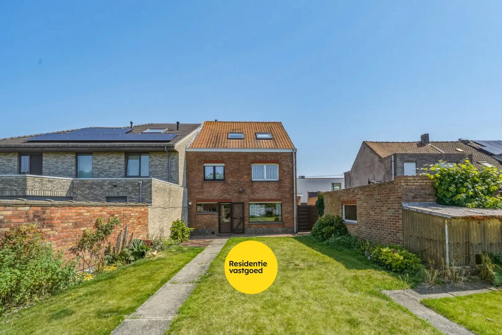 Ruime halfopen woning met 4 slaapkamers, tuin en garage foto 2