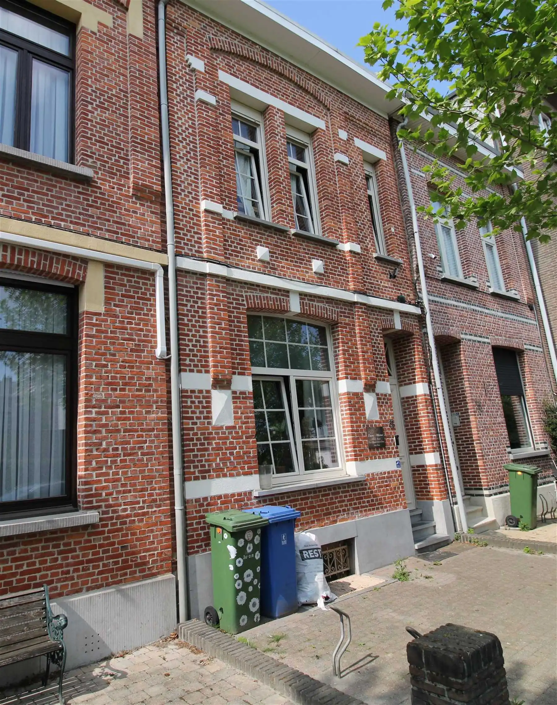Instapklare woning met 4 slaapkamers, aparte dressing en tuin! foto {{pictureIndex}}