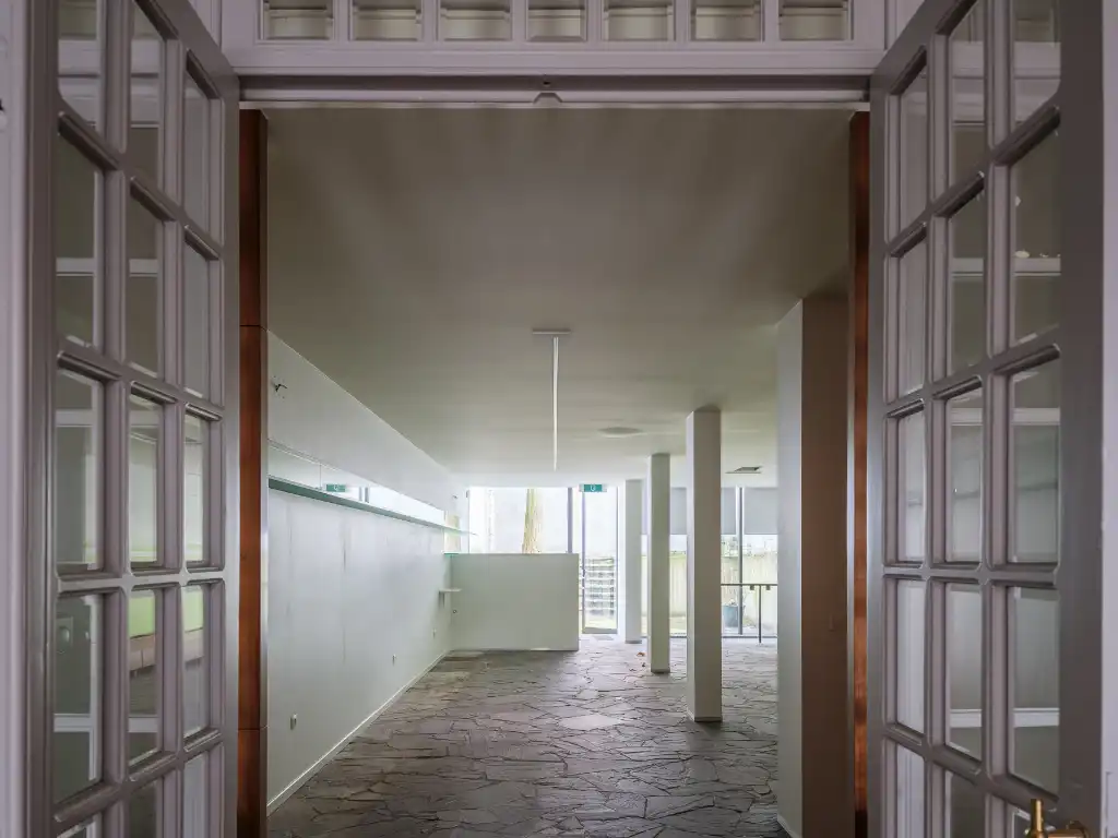 Handelspand gelegen achter een statige gevel op een vlot bereikbare locatie tegenover het Citadelpark. foto 4