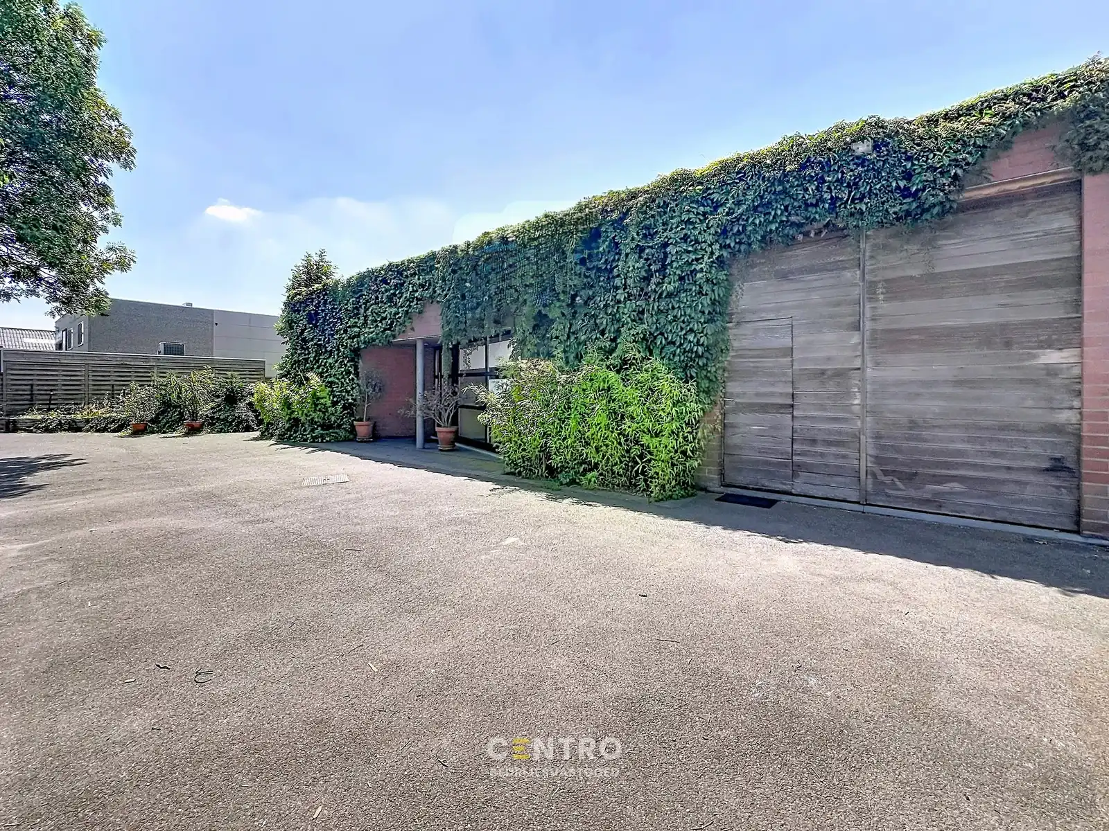 Kantoor met magazijn:  perfecte combinatie van ruimte en functionaliteit met een weelderige tuin (Oostnieuwkerke-Staden)! foto 42