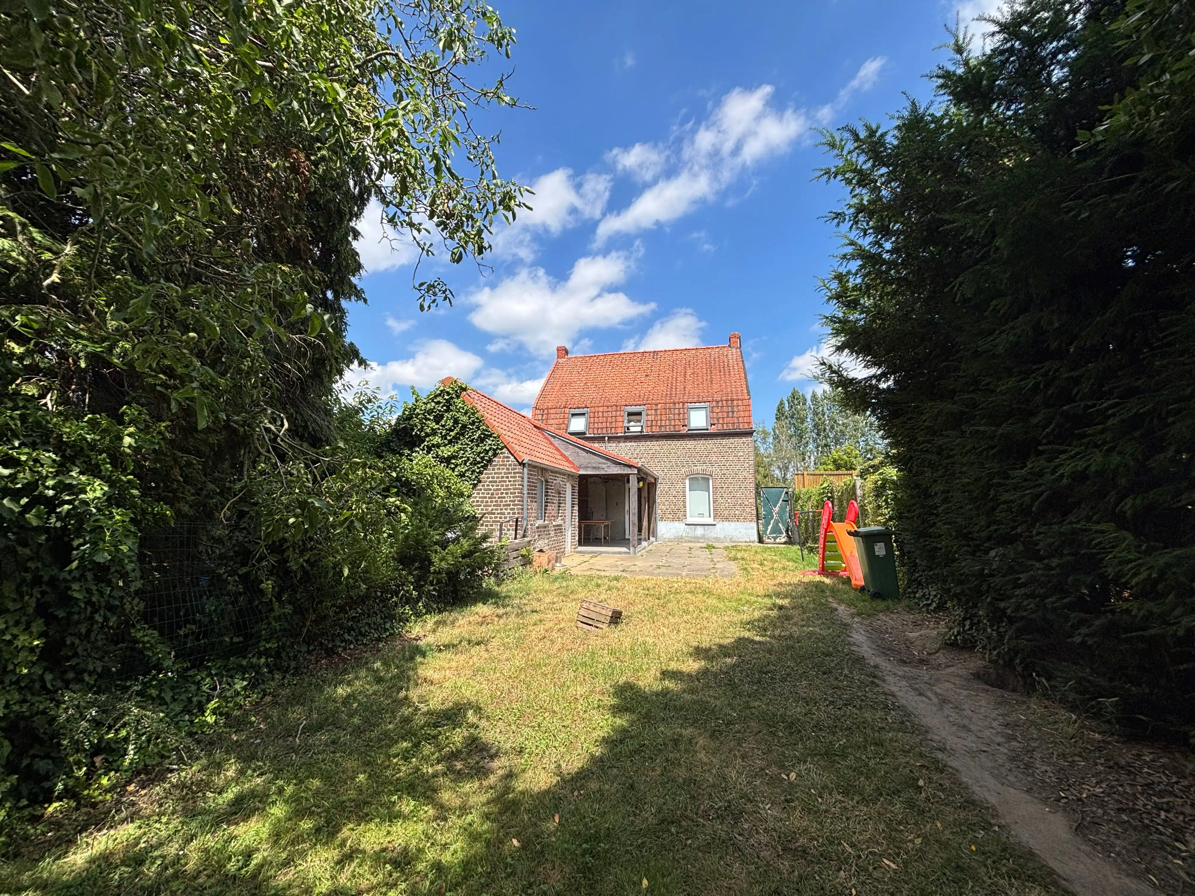 Alleenstaande woning met garage op 1968m² foto {{pictureIndex}}