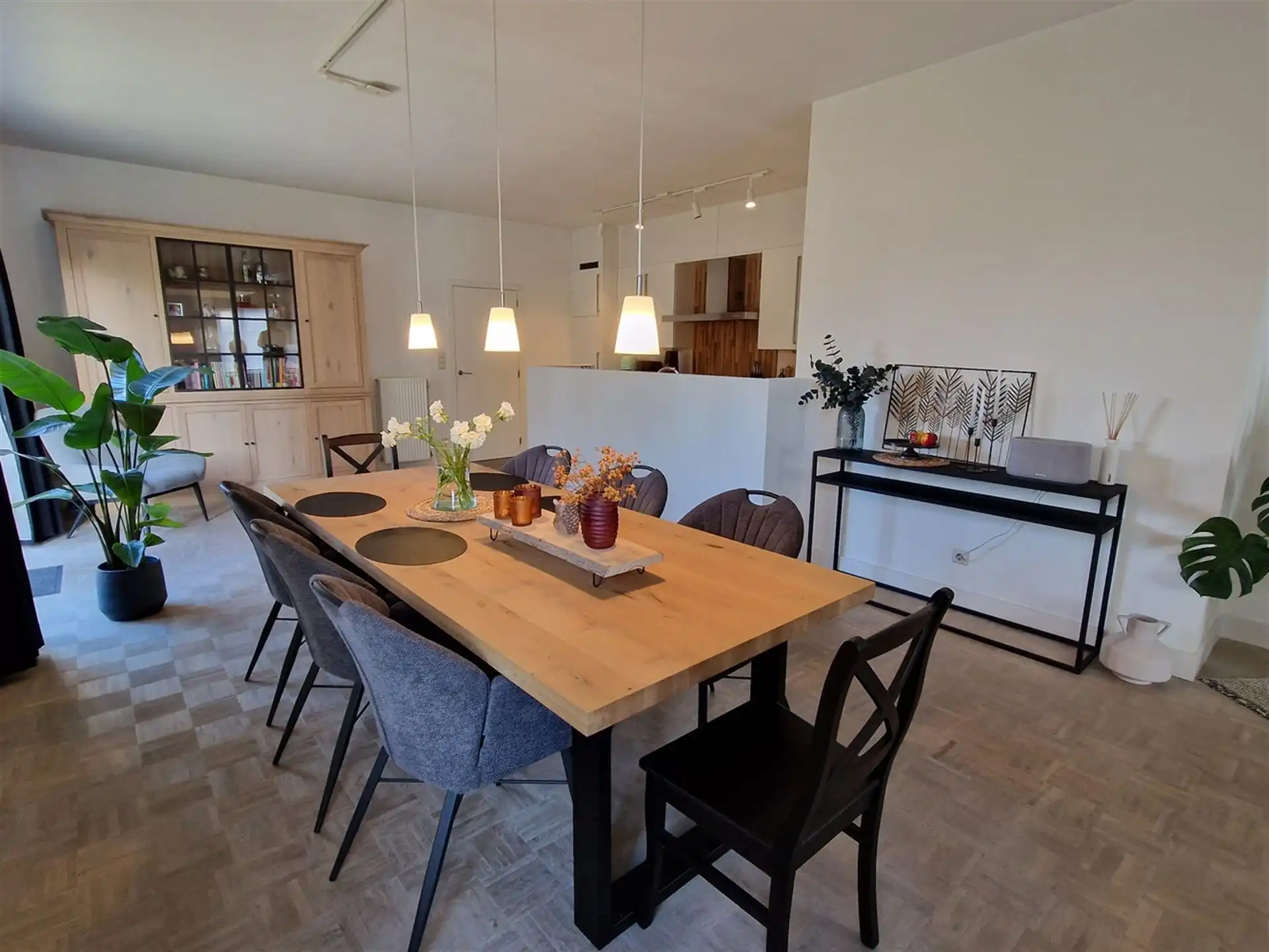 Gelijkvloers appartement, 2 slpk, terras + tuin + autostaanplaats + kelderberging foto 3