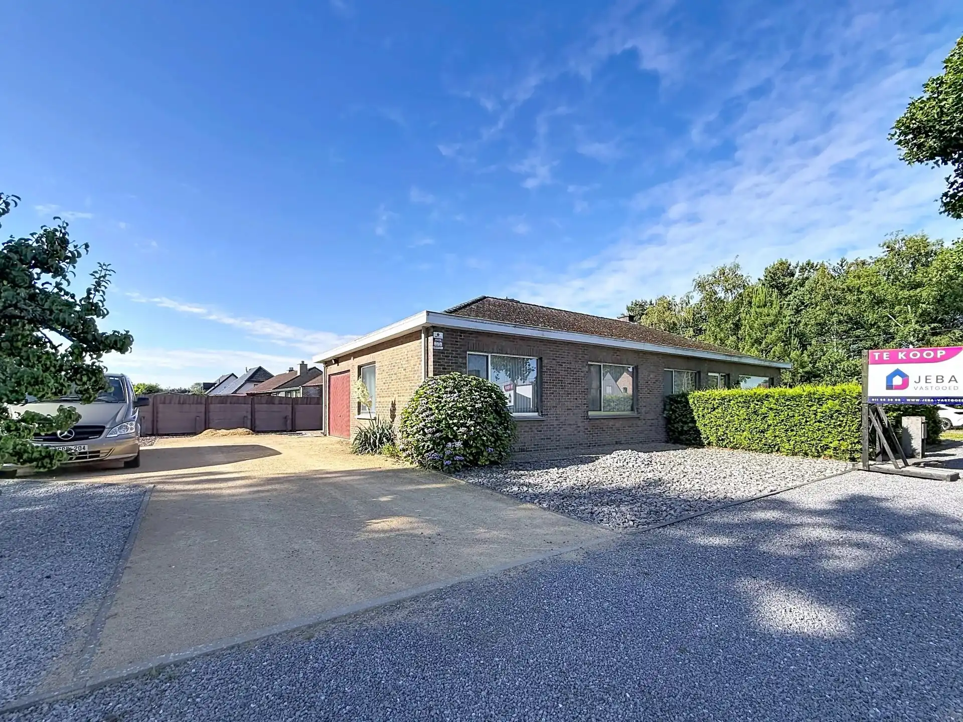 Hoofdfoto van de publicatie: Te renoveren gelijkvloerse woning met 3 slaapkamers op een ruim perceel.