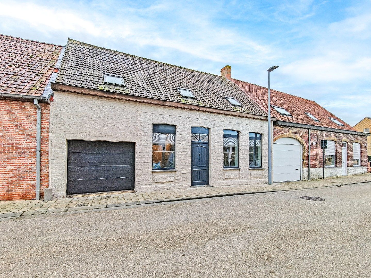 Unieke kans, afgewerkte woning met 4 slaapkamers en ruime tuin. foto {{pictureIndex}}