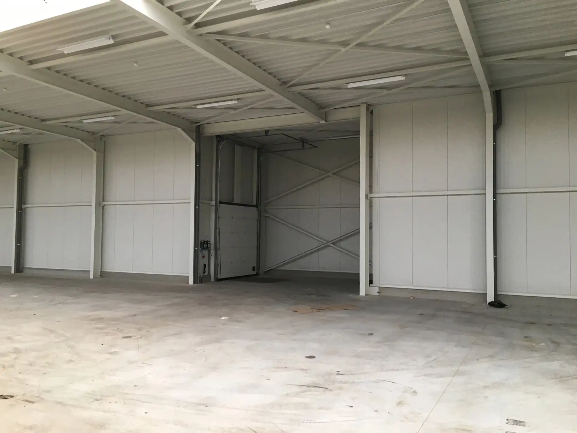BEDRIJFSGEBOUW VAN 1000M² MET LAADKADE        foto 4