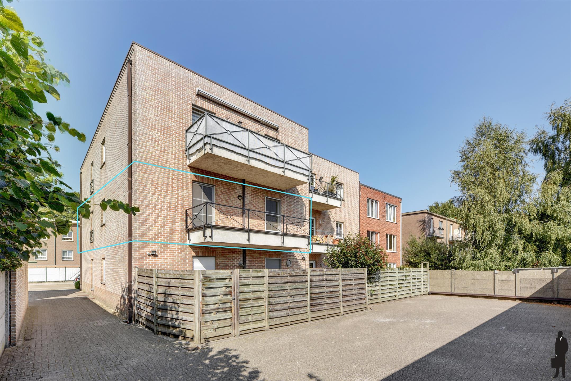 Ruim 3-slaapkamerappartement met terras en garagebox foto 2