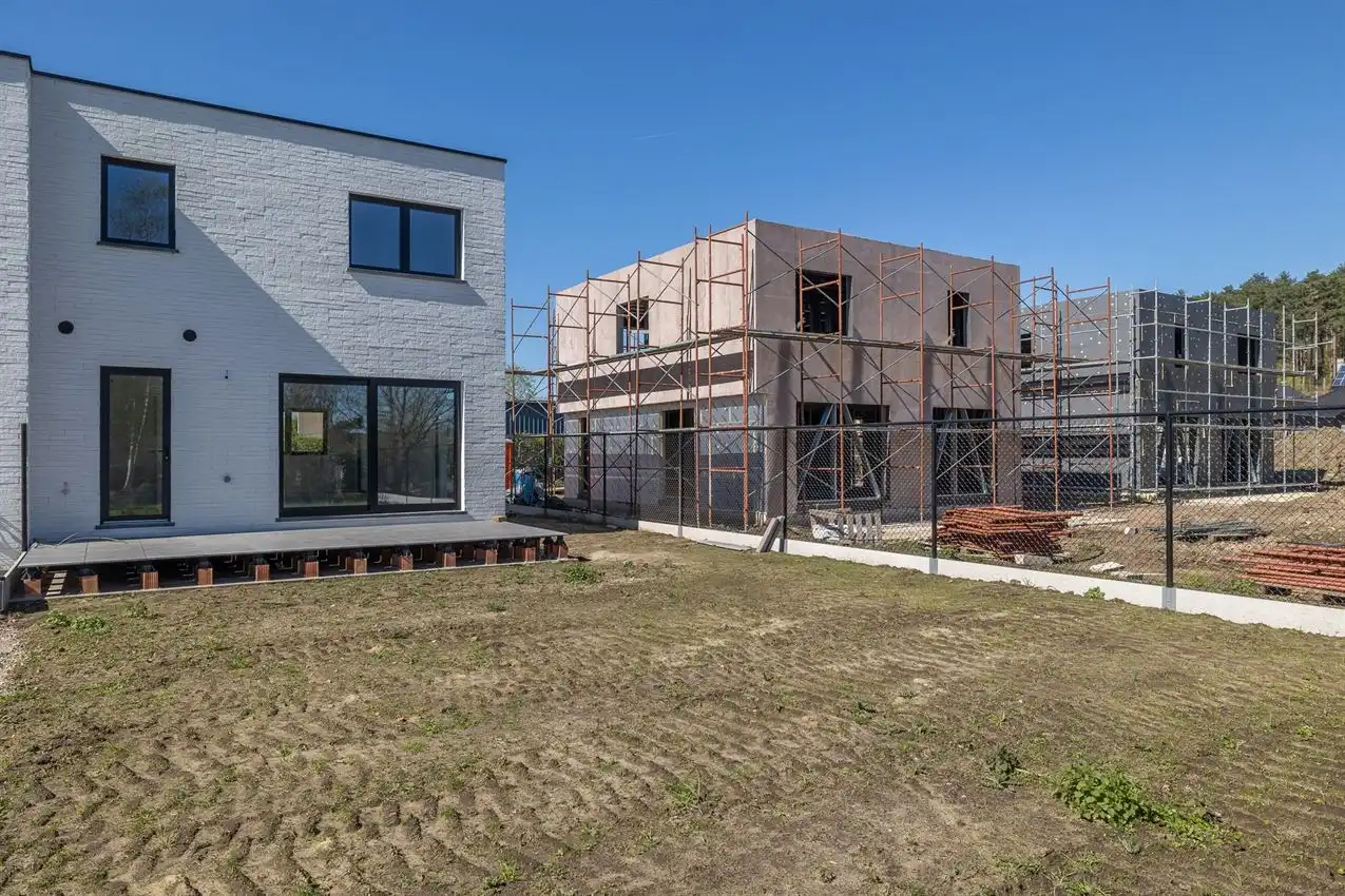Kwalitatief afgewerkte nieuwbouwwoning met 3 slk. foto 38