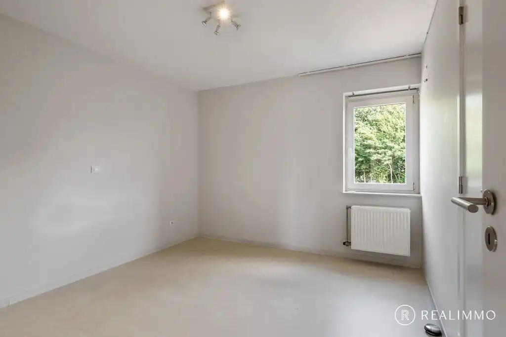 Recente halfopen bebouwing (2017) met tuin, terras en uitweg in rustige wijk foto 20