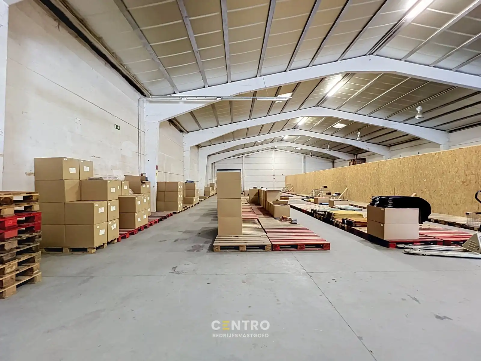 Magazijn met parkings en goede laad-en losmogelijkheden voor OPSLAG te huur regio Waregem. foto 2