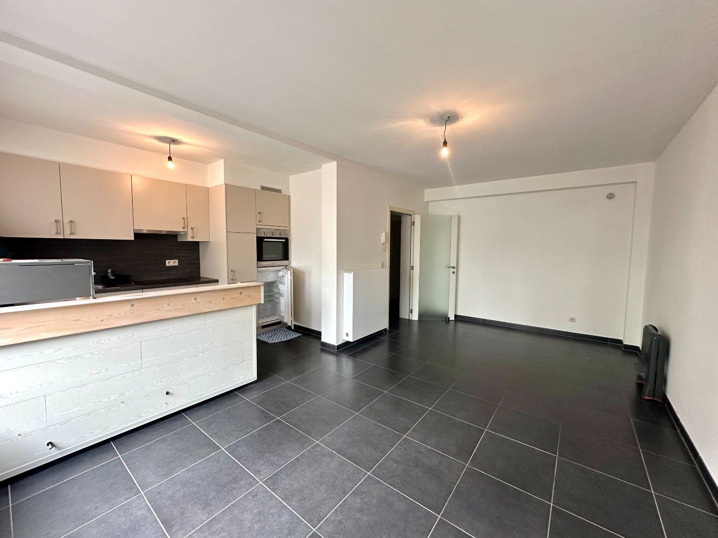 Instap klaar appartement op het gelijkvloers rechts met gezellige koer.  foto 3