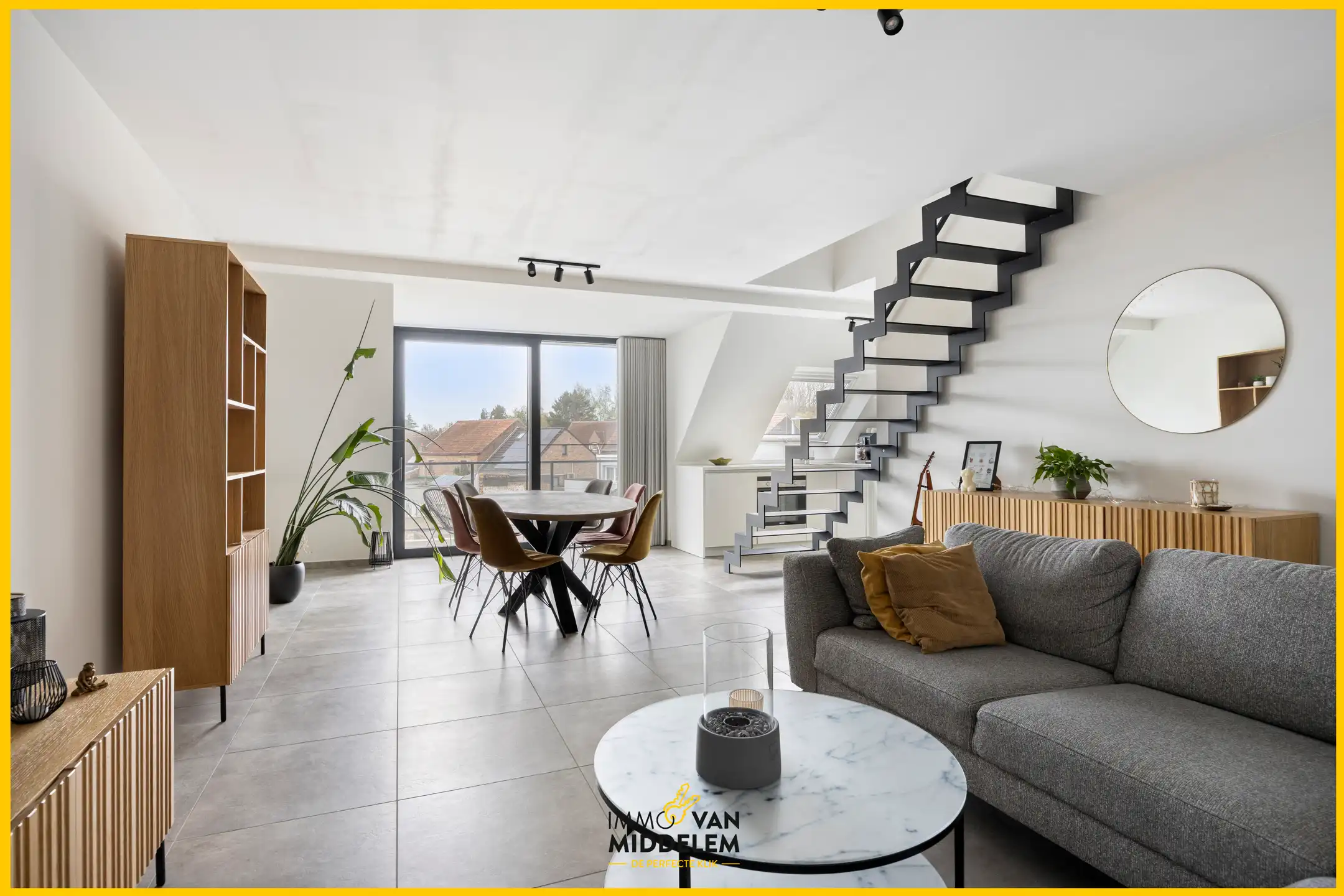 INSTAPKLAAR DUPLEX MET 2 KAMERS EN TERRAS foto {{pictureIndex}}