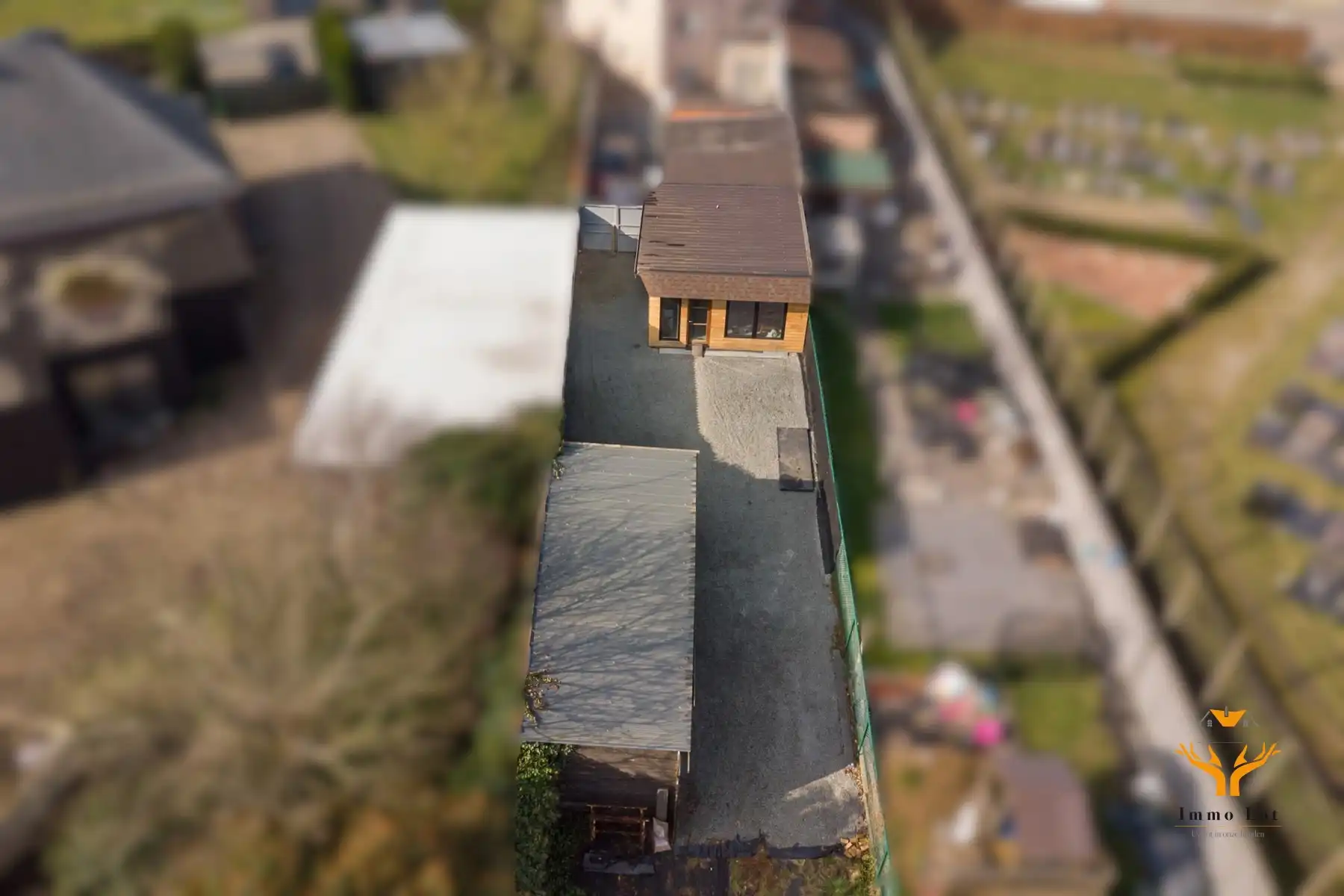 perceel met 2 garages en carport foto 2