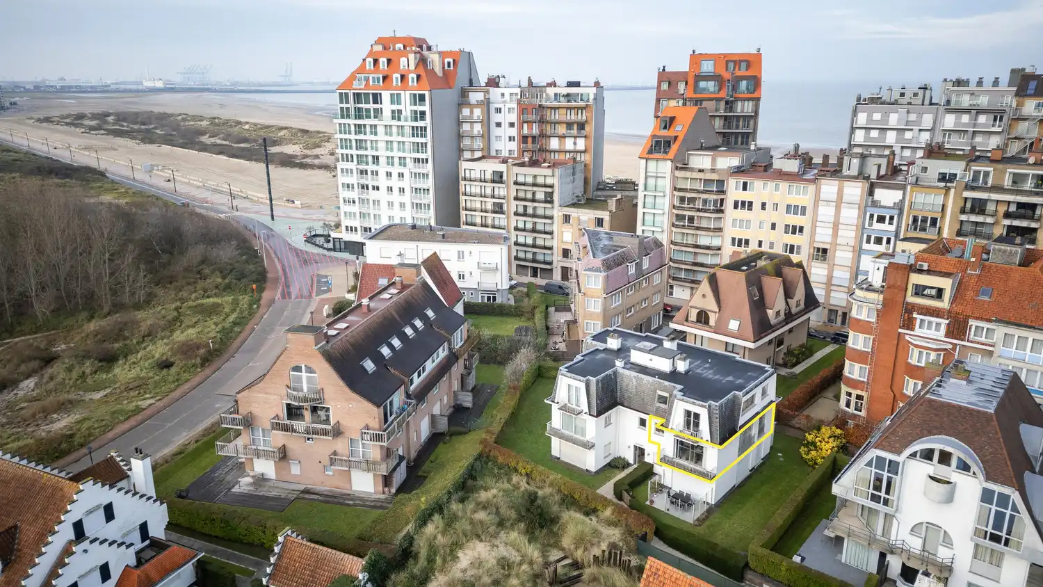 Volledig gerenoveerd lichtrijk appartement in rustig gelgen villa residentie te Duinbergen foto {{pictureIndex}}