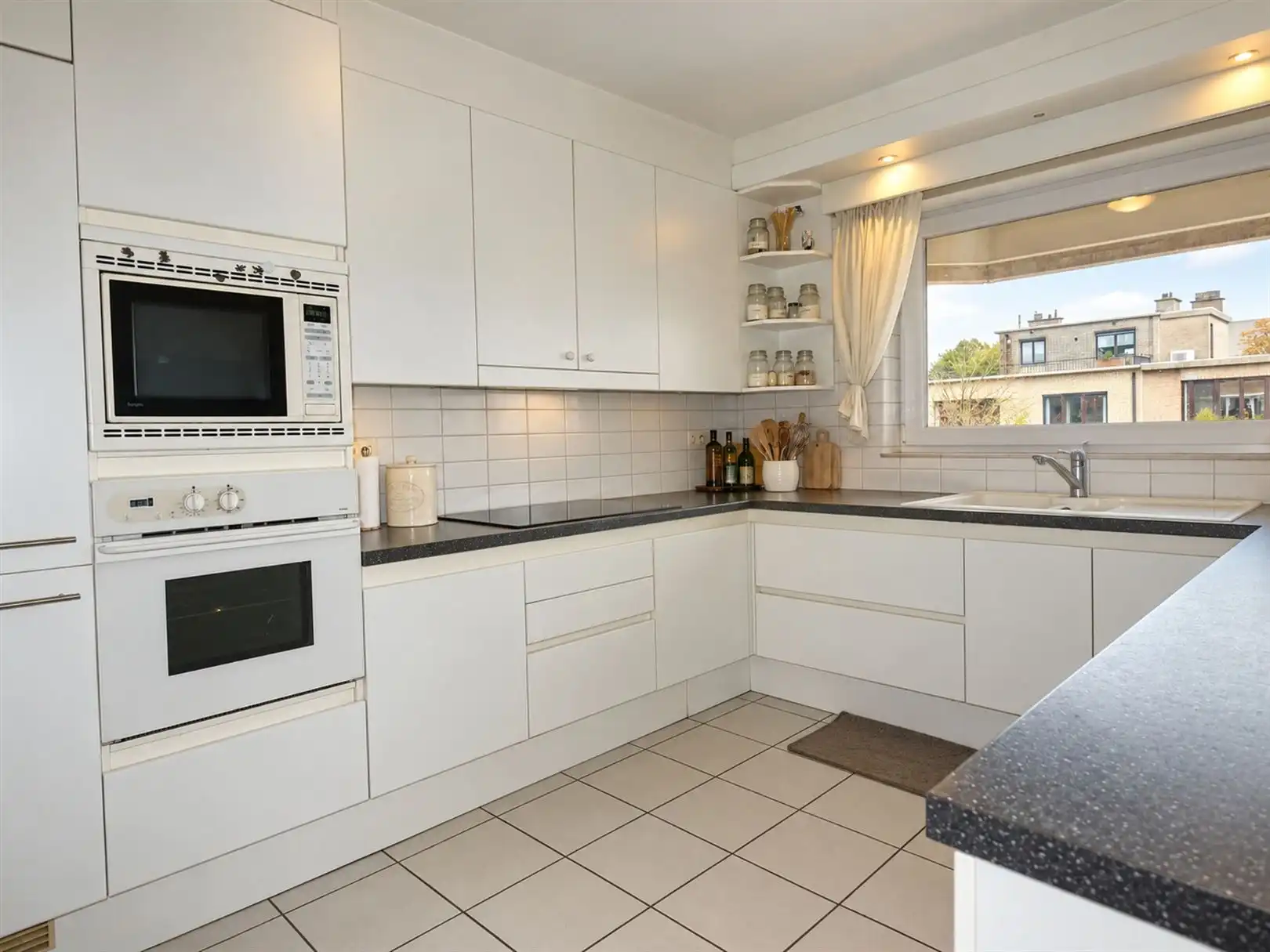 Ruim en lichtrijk appartement met 3 slaapkamers en twee terrassen op een toplocatie in Brasschaat foto 7