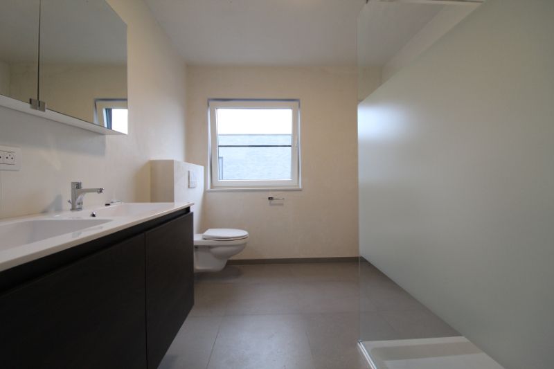 Moderne halfopen nieuwbouwwoning met twee slaapkamers foto 11