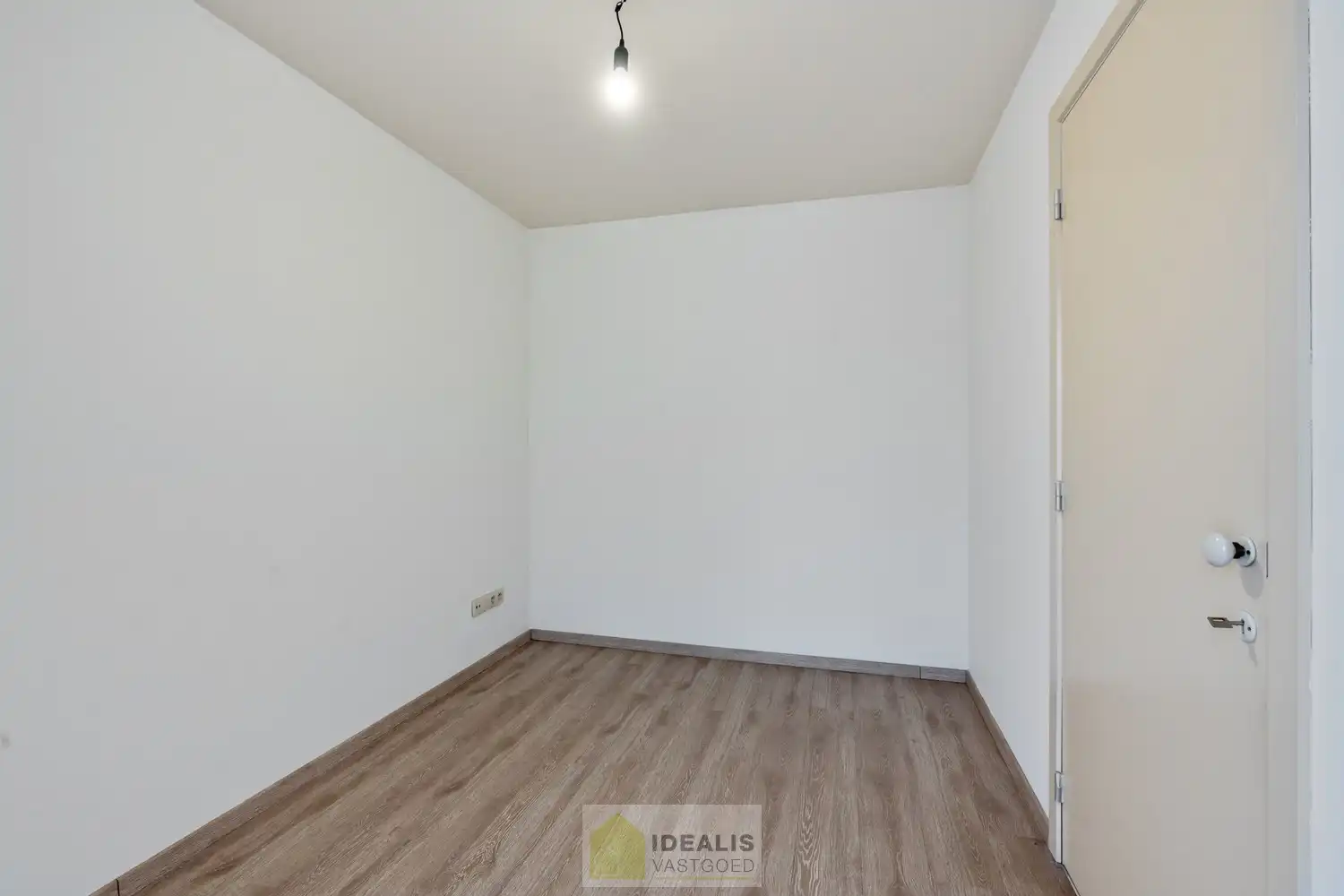 IDEALIS VASTGOED - PRACHTIG  EN LUXUEUS GELIJKVLOERS APPARTEMENT VAN MAAR LIEFST +-122M² IN EEN KLEINSCHALIGE RESIDENTIE MET 2 SLAAPKAMERS, AANGENAME LEEFRUIMTE MET AANSLUITEND KEUKEN MET KEUKENEILAND, BADKAMER VOORZIEN VAN BAD EN DOUCHE, ZEER RUIME GARAGE (+-28M²) EN TERRAS MET AANGELEGDE TUIN . Zeer geschikt voor kandidaten op zoek naar betaalbare woonruimte in zeer goede staat vlak bij de stadskern van Bree! foto 21