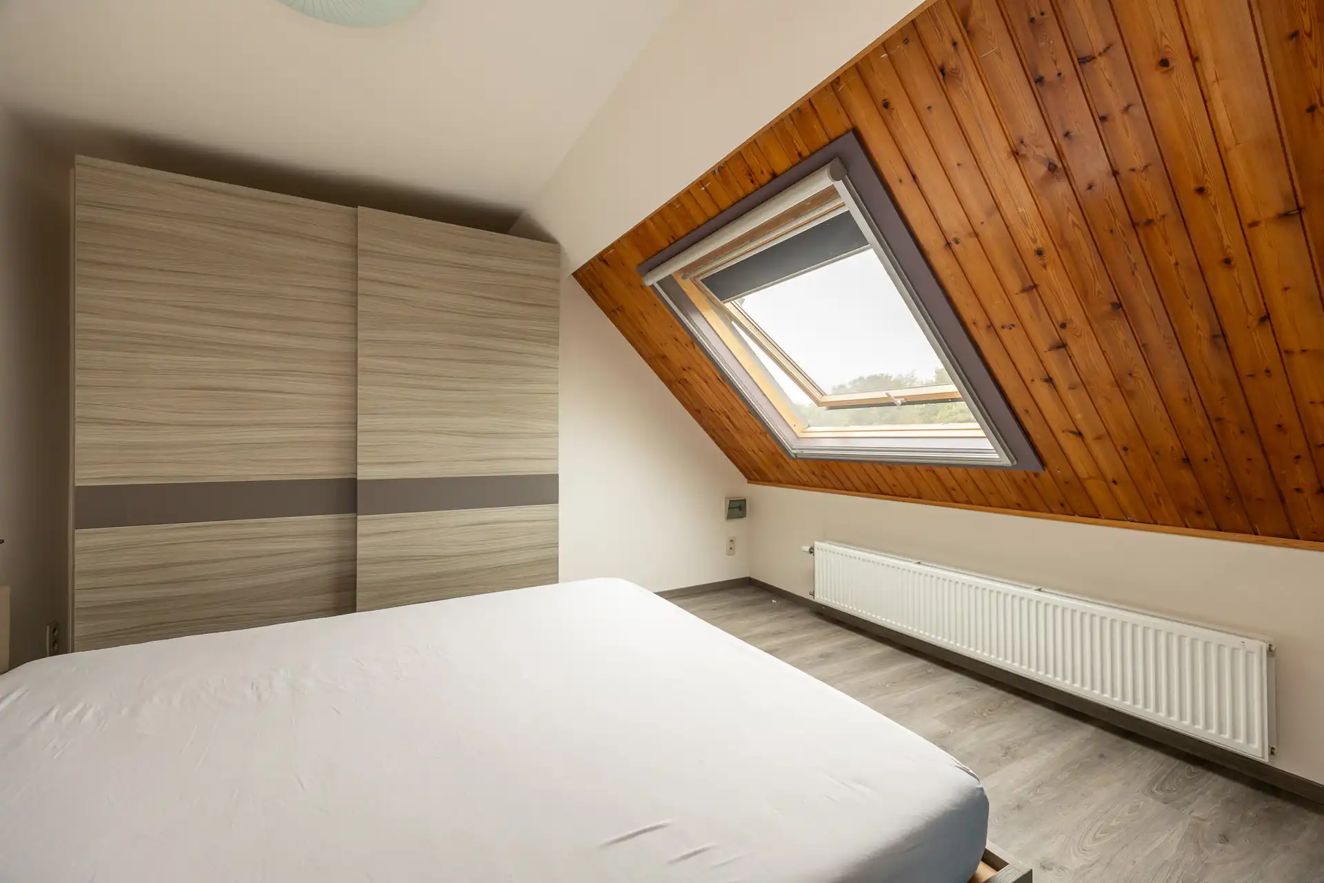 Zeer ruime woning met oprit, garage, terras en grote tuin! foto 18