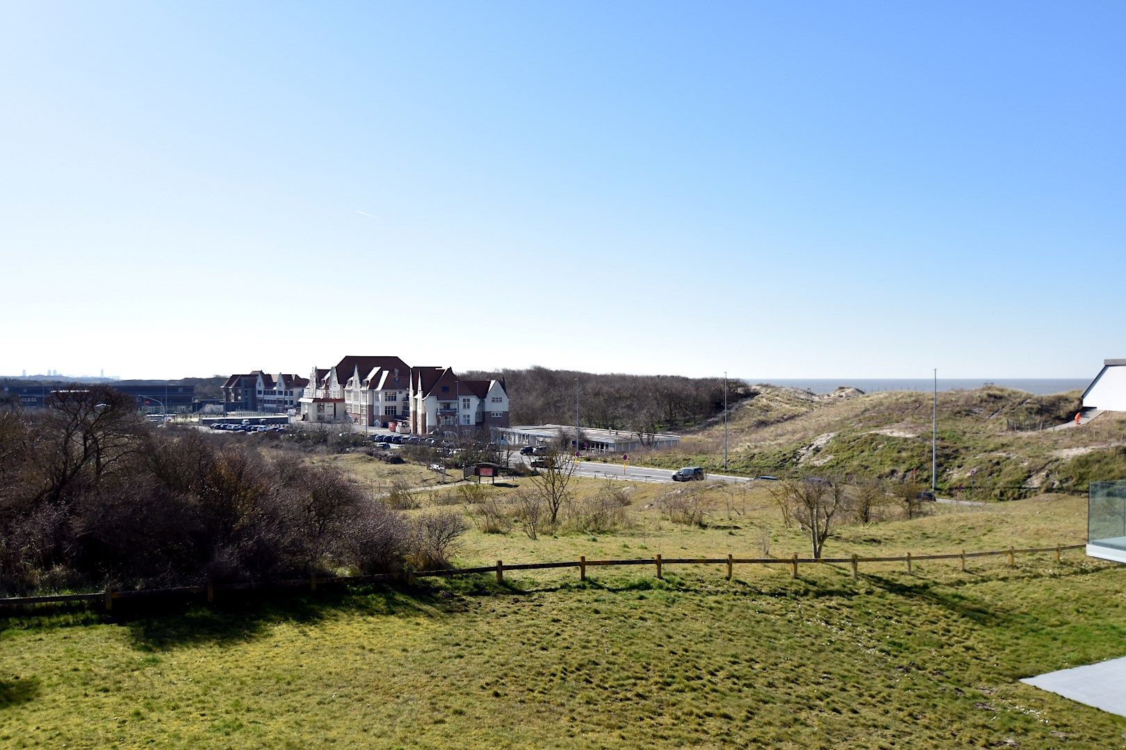 Lichtrijk appartement met adembenemend zicht op de duinen en de zee foto 6