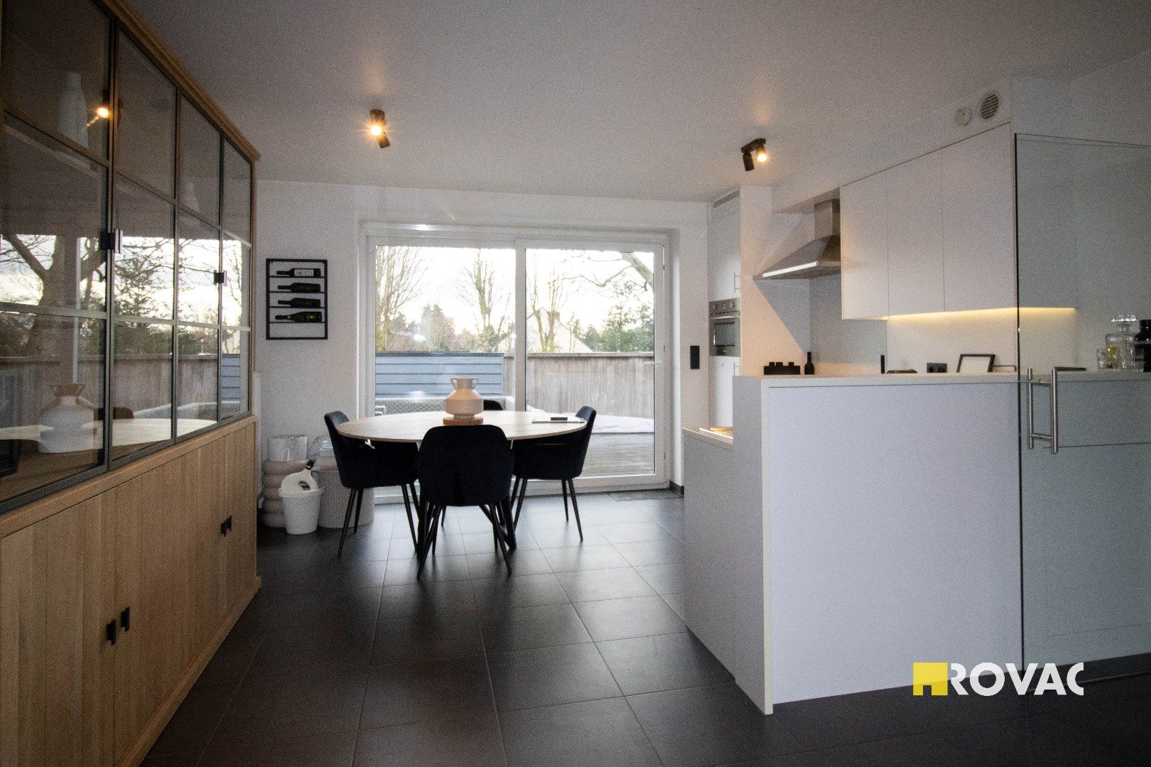 Zonnig appartement op 1e verdieping met ruim terras nabij centrum foto 7