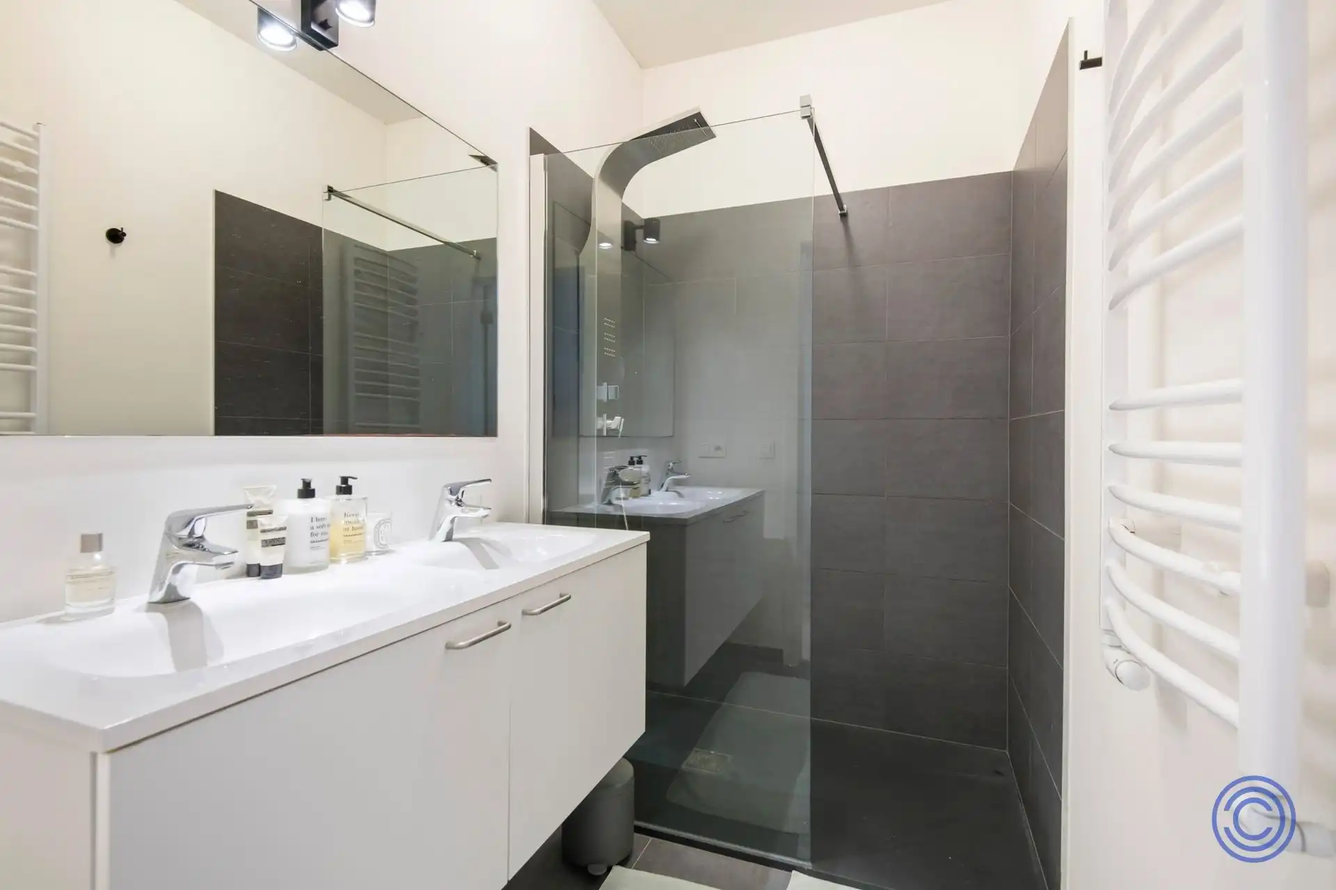 Instapklaar en energiezuinig appartement nabij Park Spoor Noord foto 10