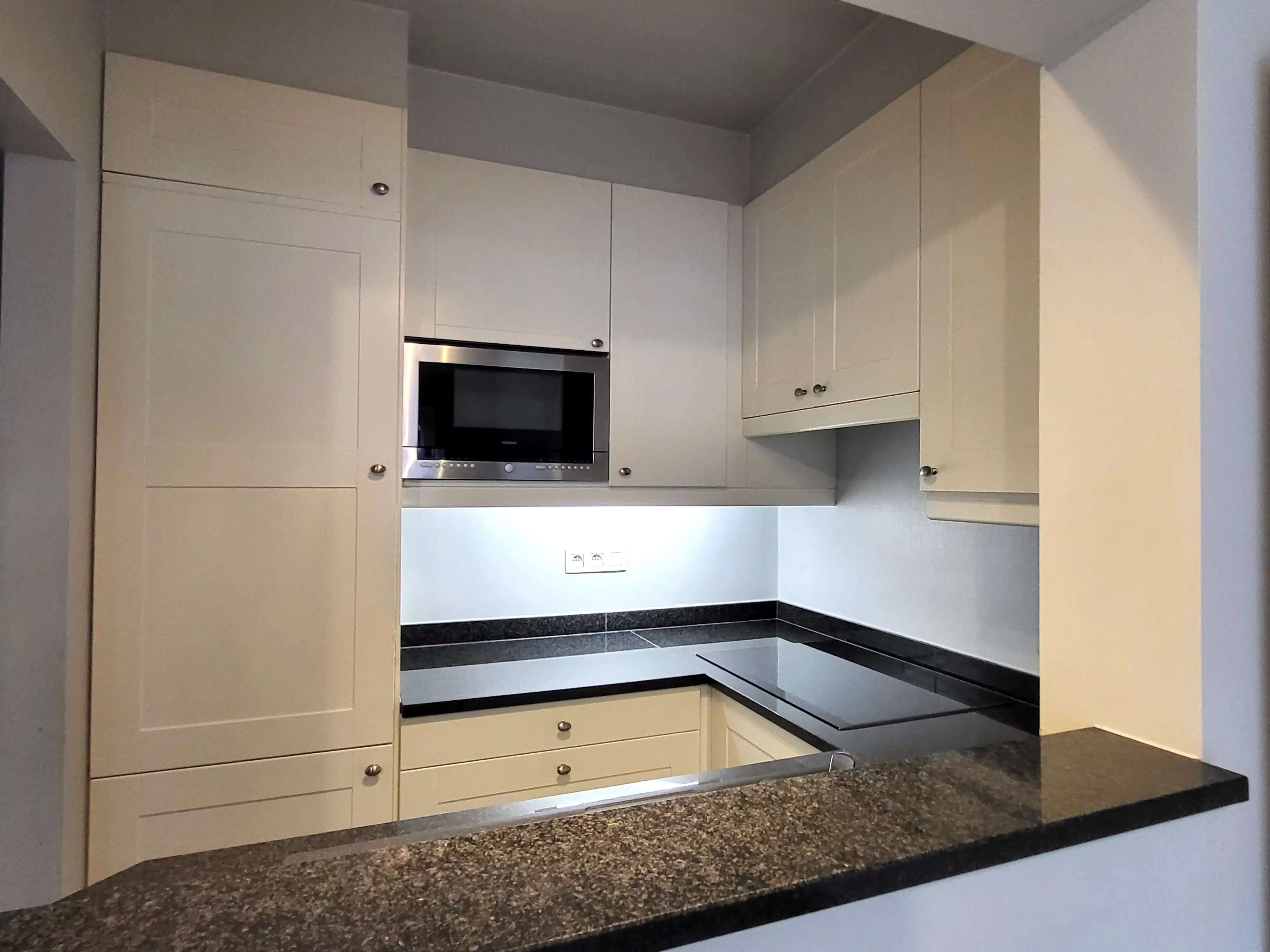 Dit prachtig gerenoveerde appartement uit 2010 is gelegen in het centrum van Zottegem, op de eerste verdieping van een verzorgd gebouw met lift.  foto 10