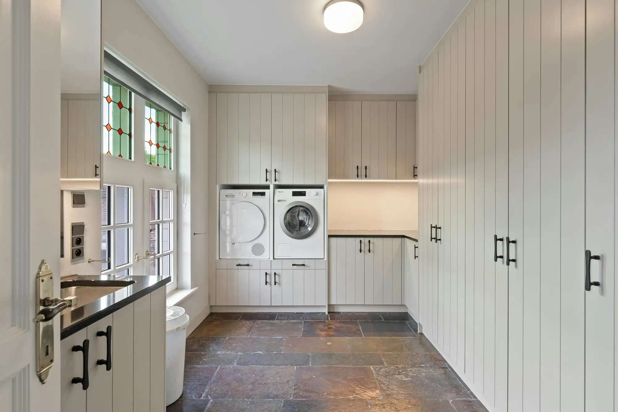 Villa met praktijkruimte en weilanden te koop in Geel foto 21