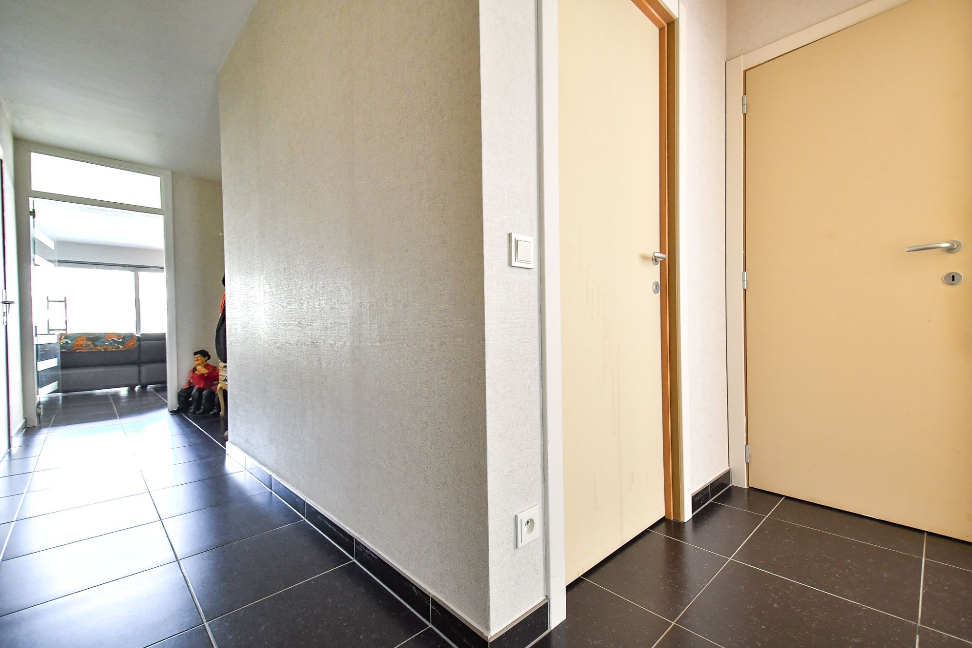 Instapklaar appartement met 2 SLPKS naast het station van Brugge foto 9