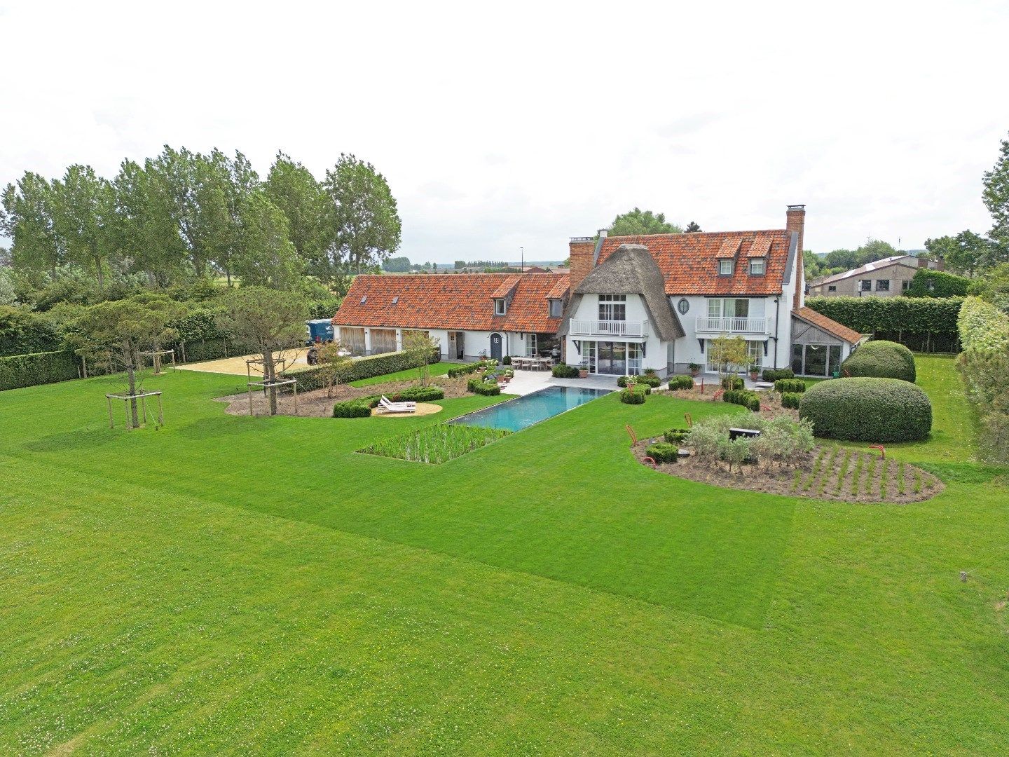 Landgoed met zwembad op meer dan 1 hectare aan de toekomstige golf van Knokke. foto 4