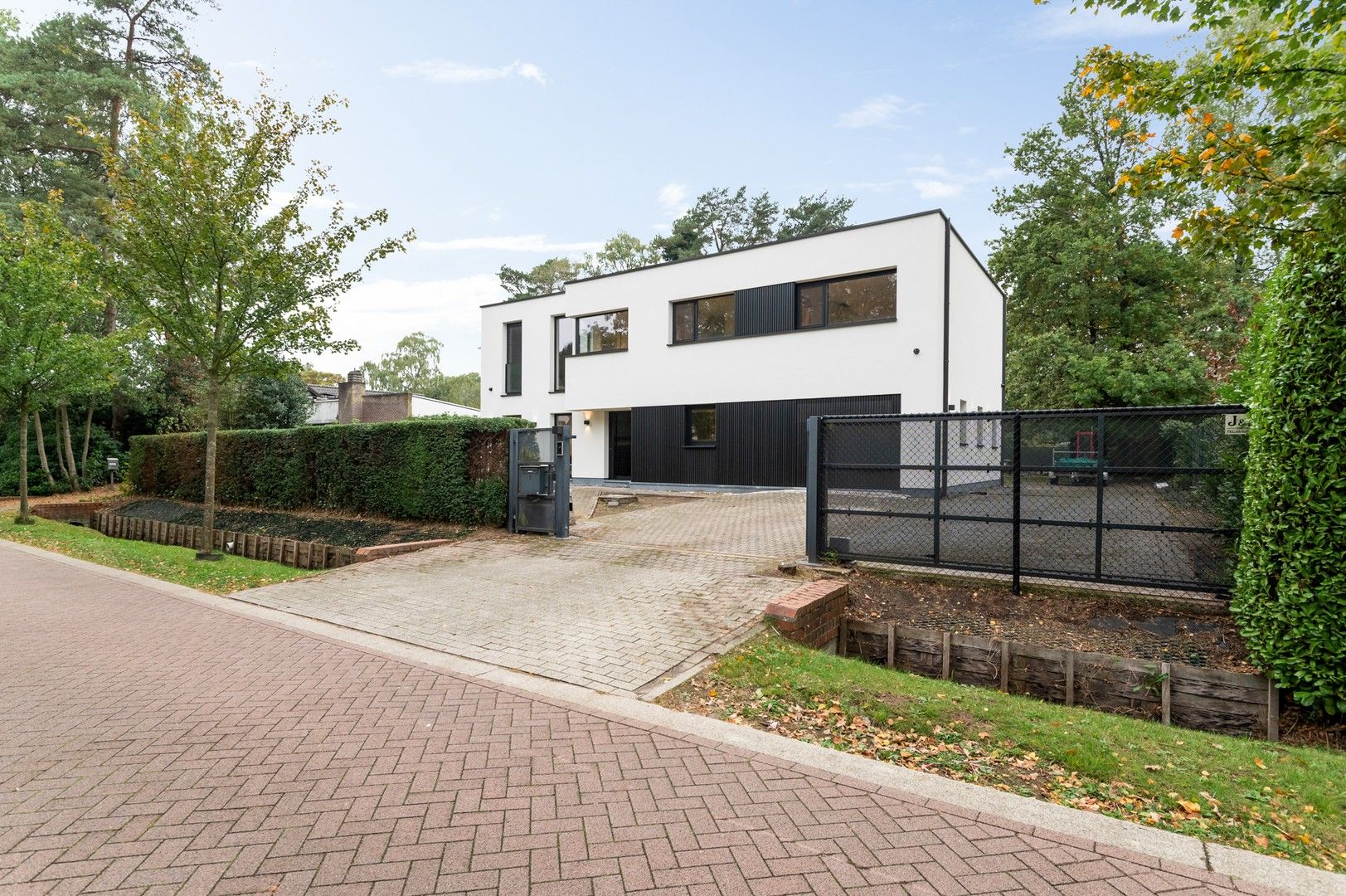 Moderne vernieuwbouw villa op prachtig perceel 1191 m² foto {{pictureIndex}}
