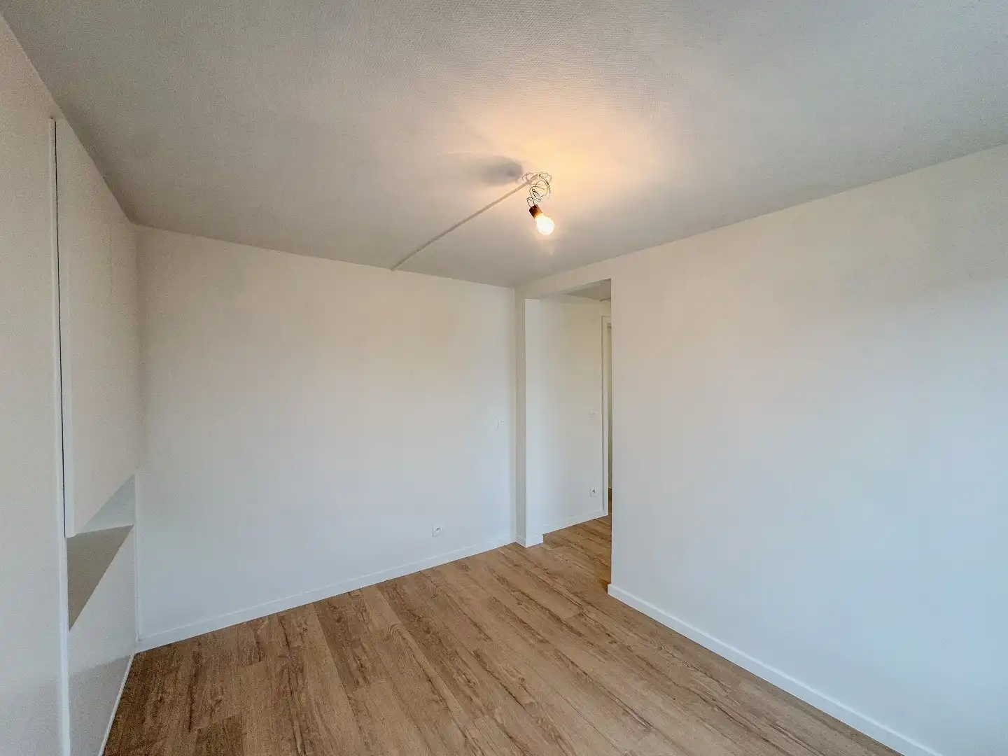Gezellige woning met 2 slaapkamers, dressing en tuin. foto 17