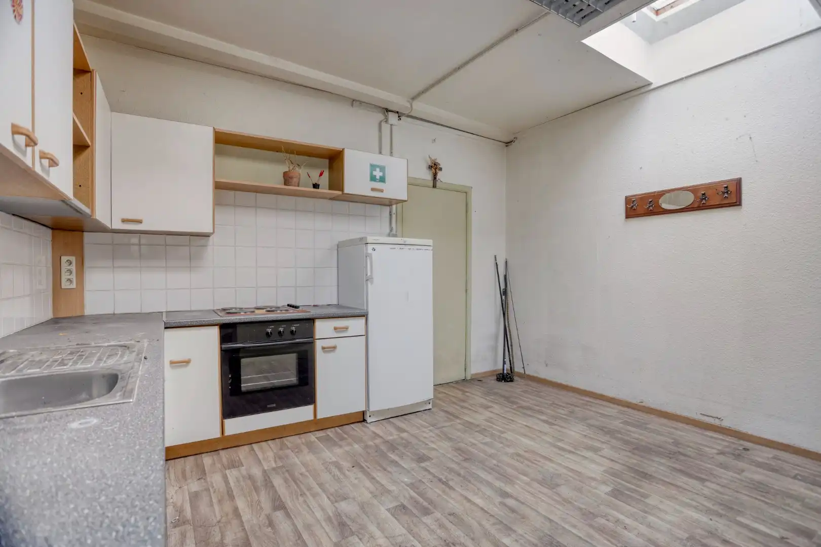 Gebouw met winkel-/kantoorruimte en ruim appartement met dakterras foto 8