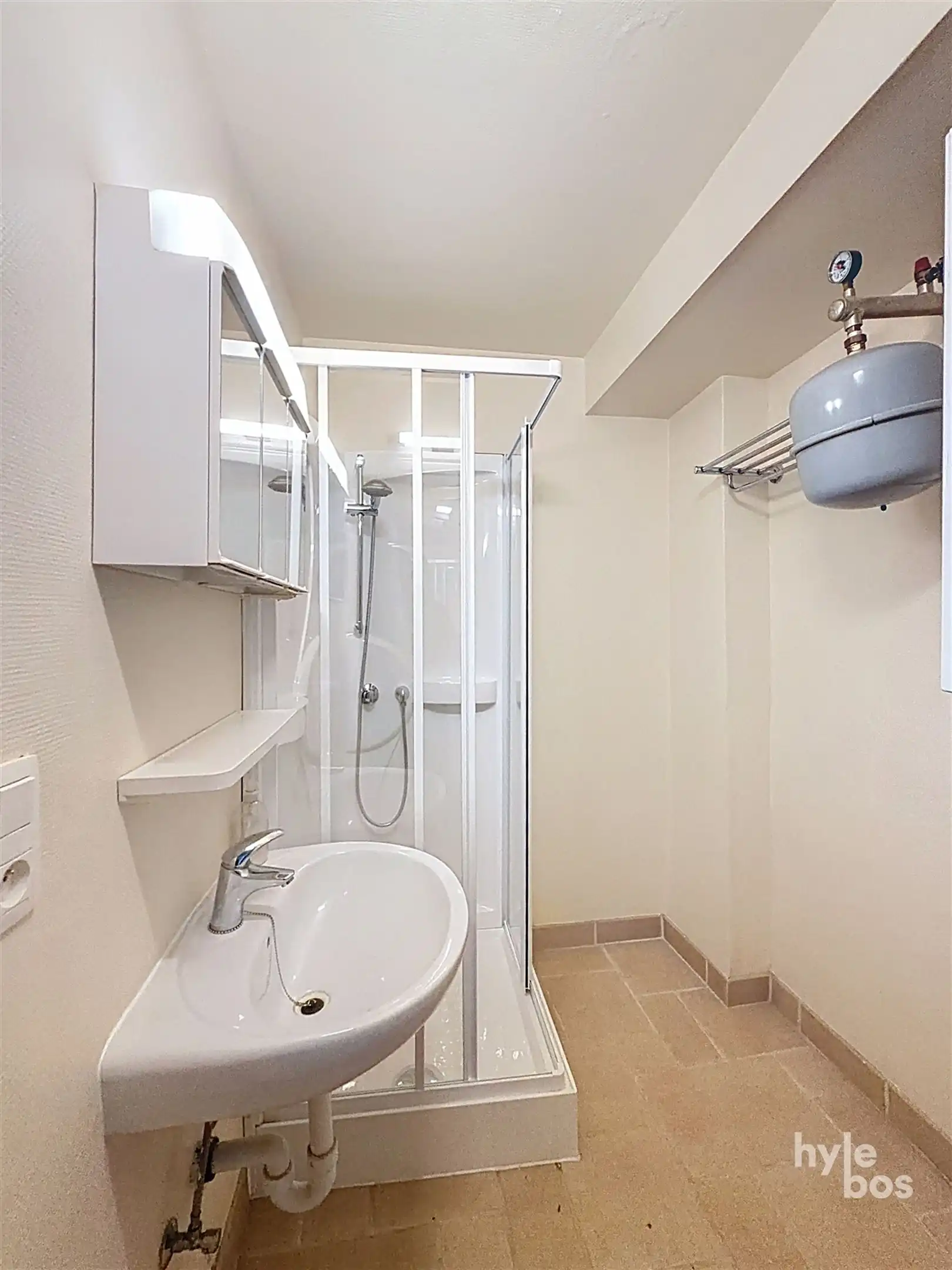 Gerenoveerd 2 slaapkamer appartement met garage foto 8