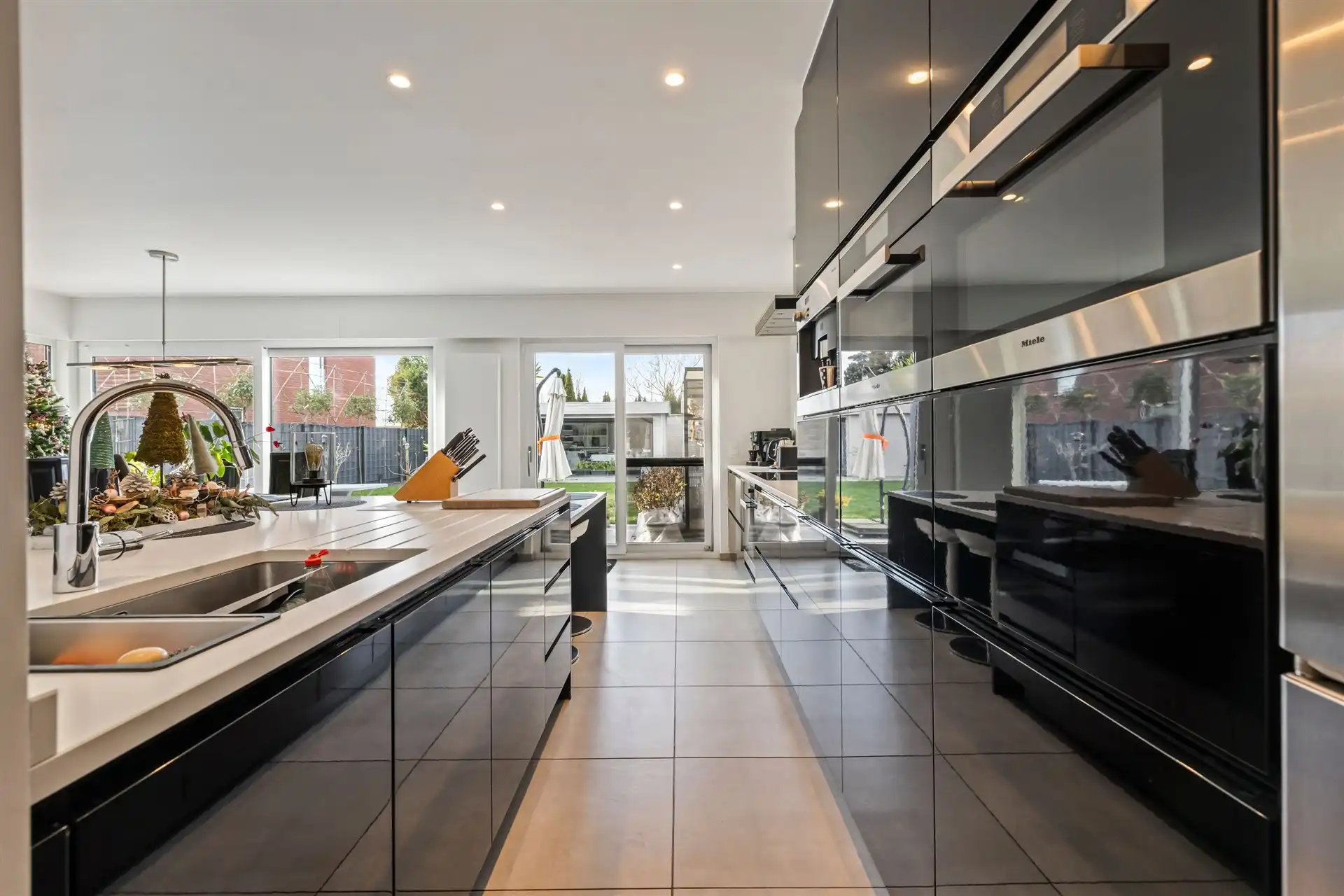 Instapklare gezinswoning met handelsruimte in het hartje van Meerdonk foto 9