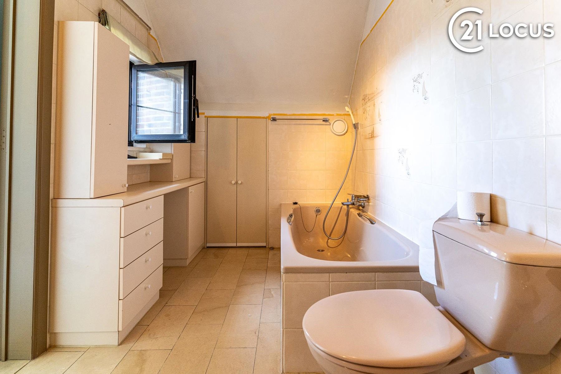 Mooi ruim & lichtrijk appartement centrum Kruibeke te Huur ! foto 10