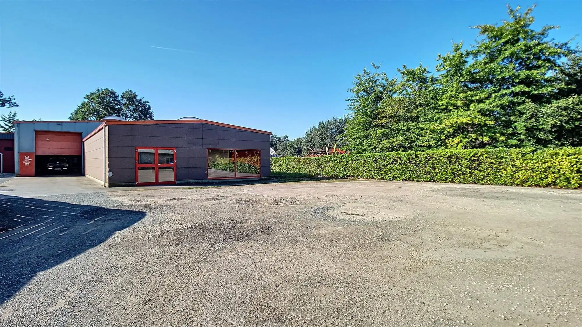 Veelzijdig bedrijfspand met toonzaal en atelier te huur in Heist-op-den-Berg foto 2