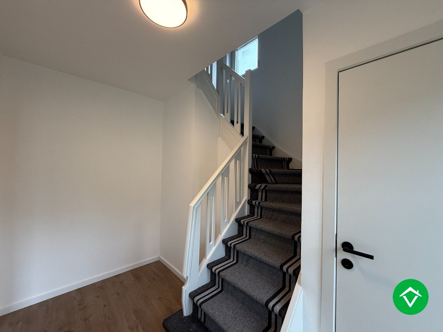Ruim, gerenoveerde woning met 3 slaapkamers, garage en tuin in een rustige woonwijk te Roeselare! foto 2