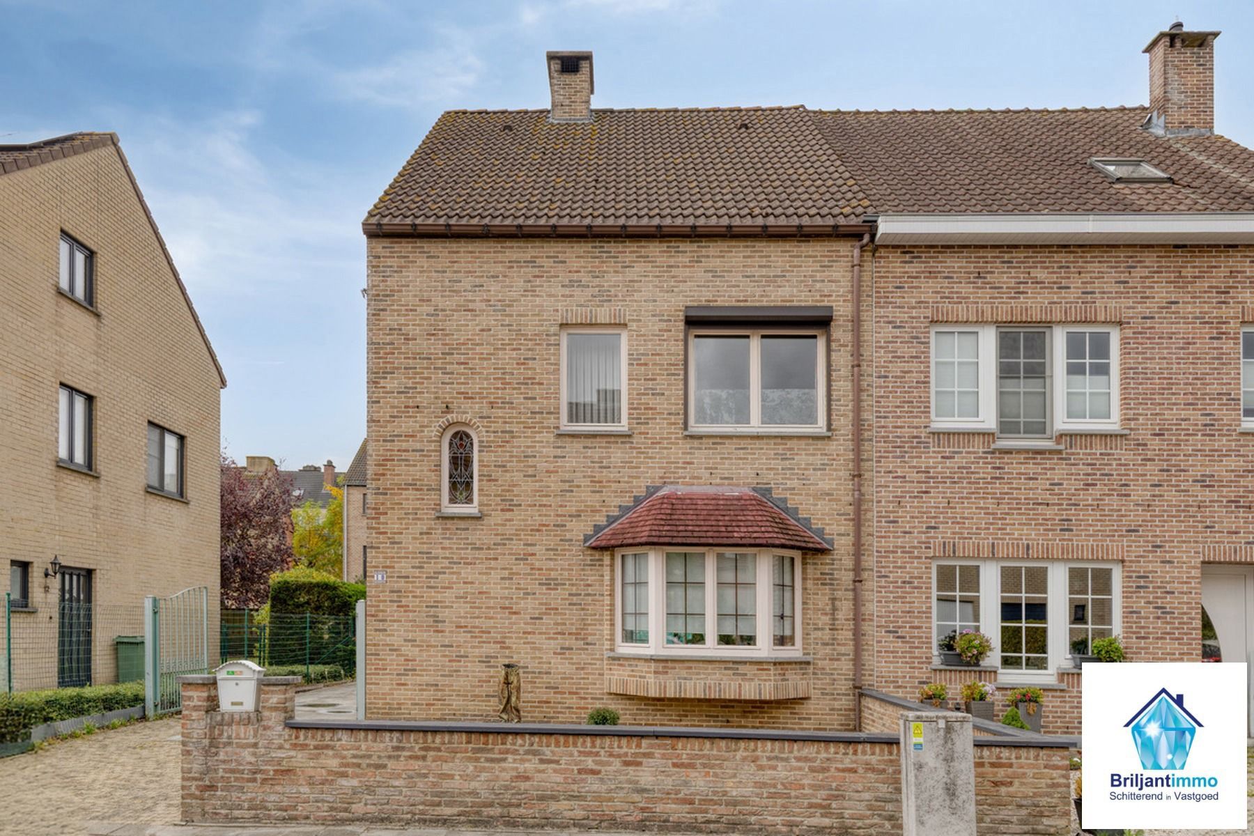 Halfopen bebouwing met veel ruimte op toplocatie foto 2