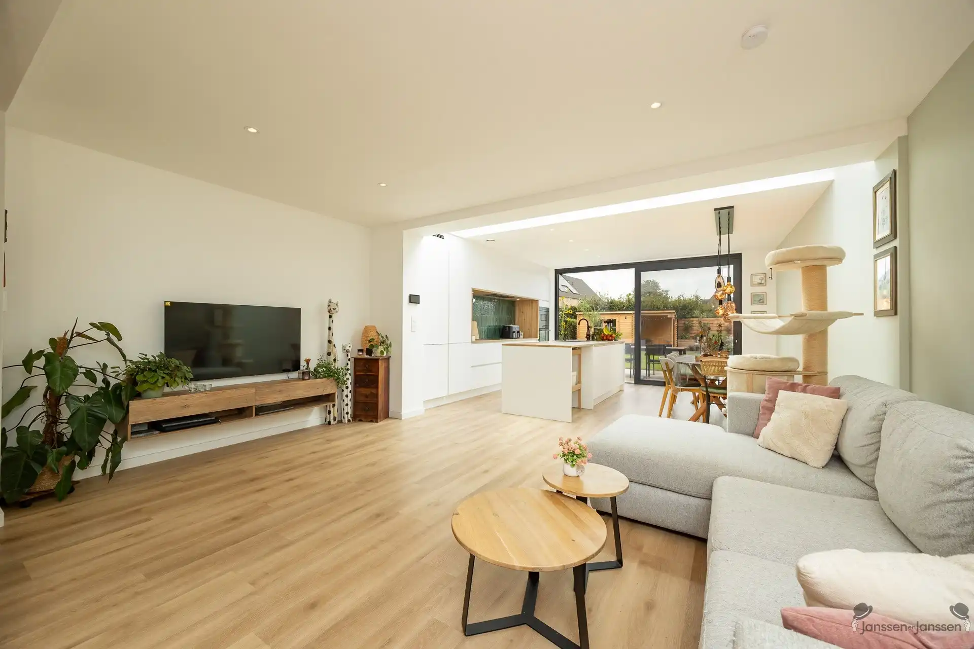 Instapklare, energiezuinige & volledig vernieuwde rijwoning foto 3