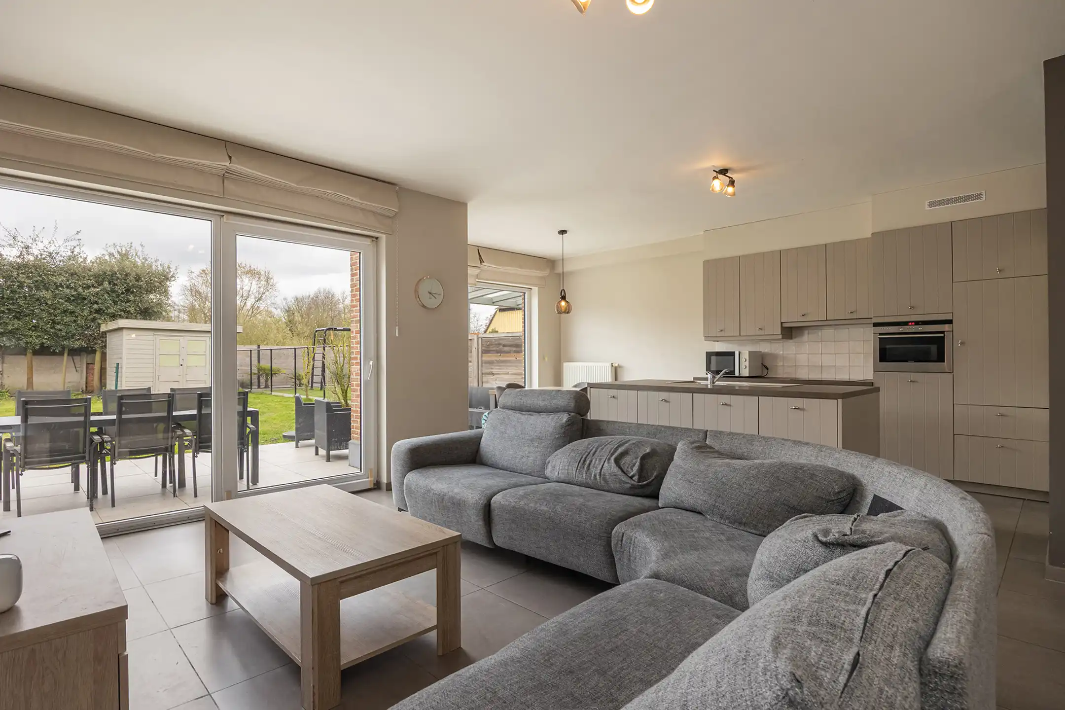 Instapklare recente HOB met 3 slaapkamers, tuin en garage foto 3