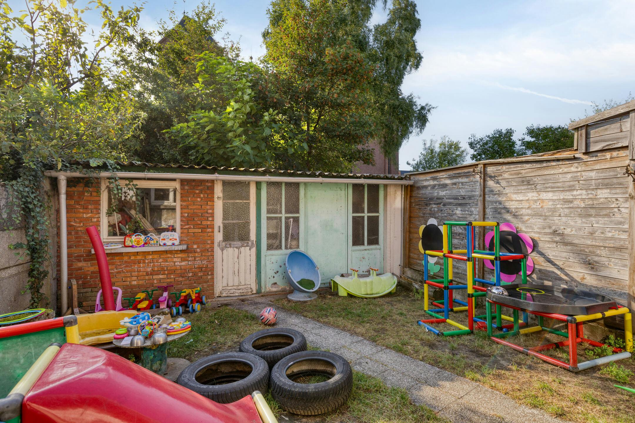 Huis met veel potentieel te koop in Merksem foto 12