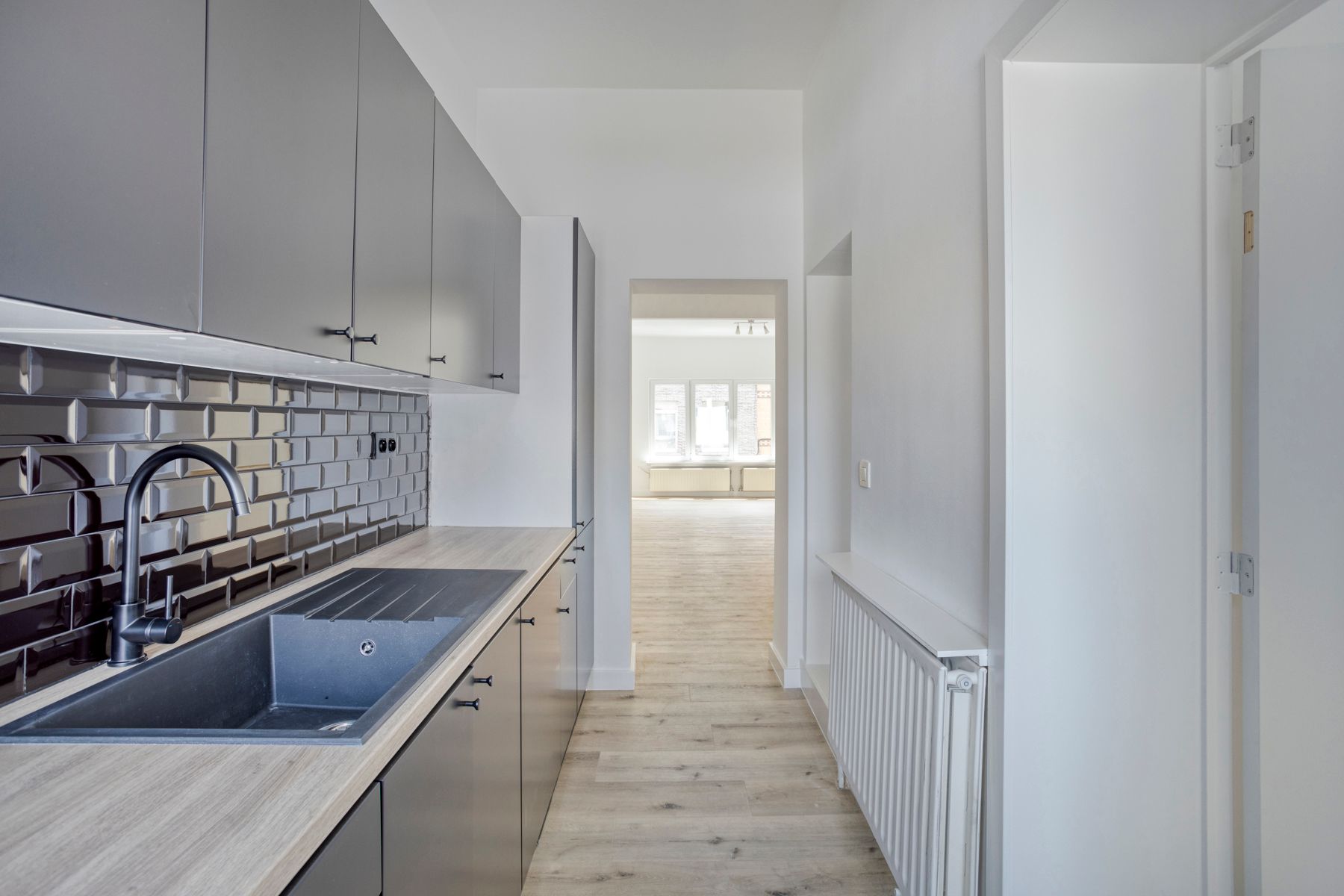 Totaal gerenoveerd, instapklaar appartement foto 6
