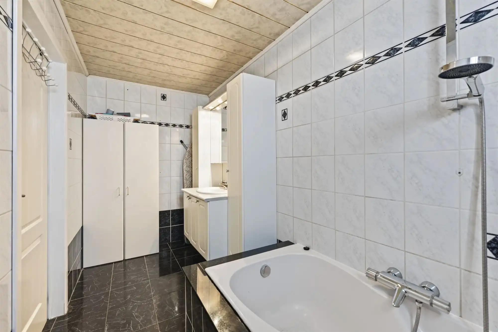 Instapklare woning op ruim perceel met paardenstallen foto 13