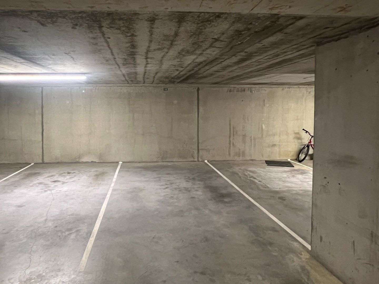Prachtig gerenoveerd hoekappartement met zuidelijke oriëntatie, te midden van een groene omgeving aan het yzerpark. Parking te koop foto 21