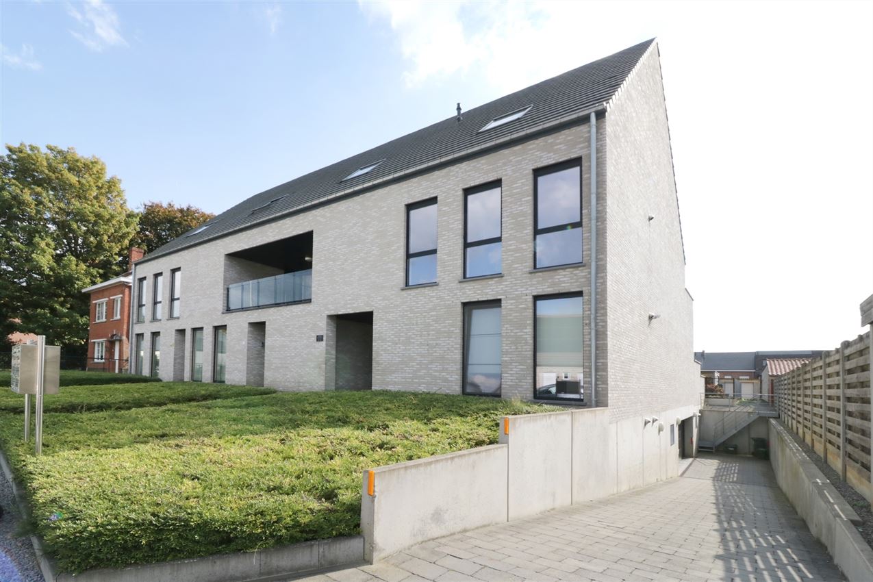 Duplex met 2 slpk., zuidterras en autostplts op rustige locatie foto {{pictureIndex}}