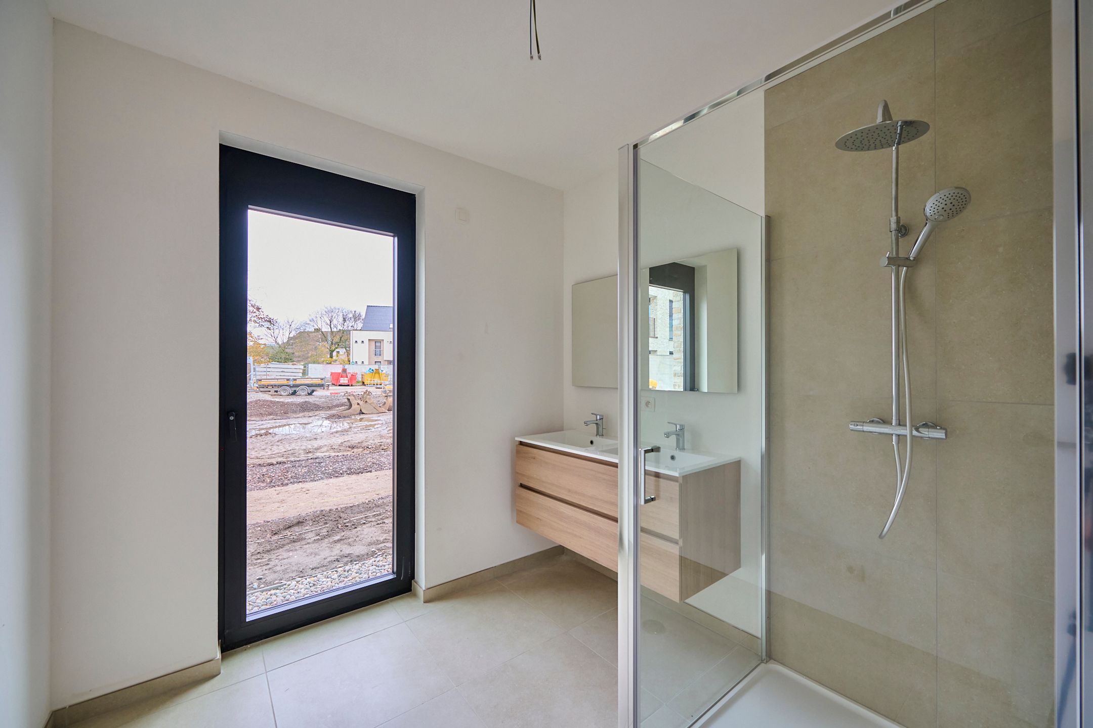 Gelijkvloers nieuwbouwappartement + privé tuintje foto 4