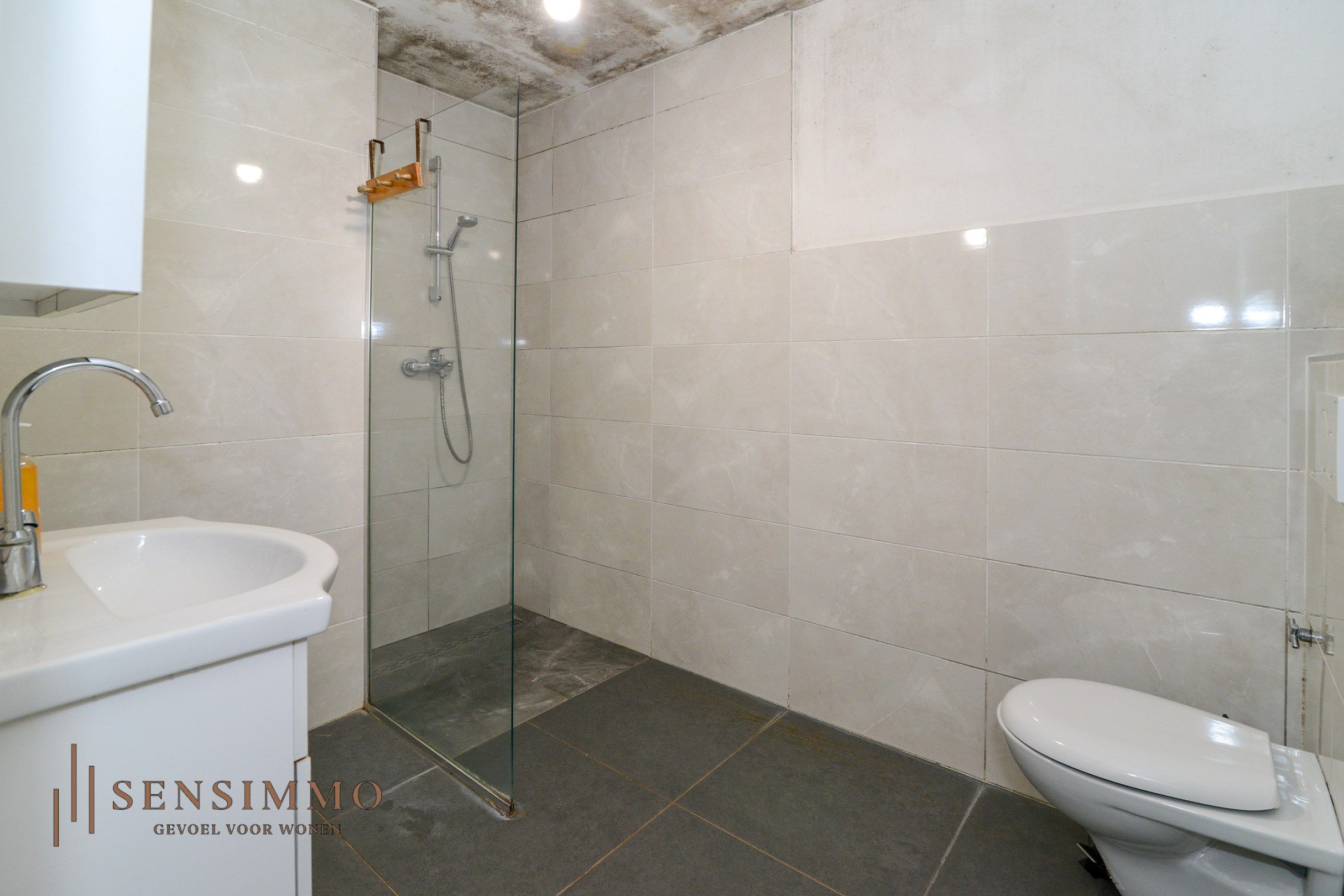 Gelijkvloers éénslaapkamer appartement met tuin, parking en kelderberging foto 9